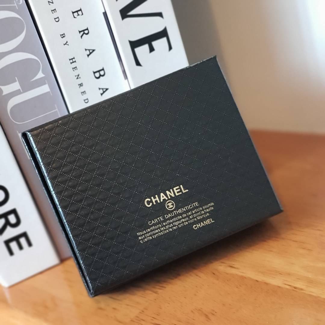 CHANEL SMALL ZIP WALLET พร้อมส่งที่ไทยแล้วค่ะ♡♡ กับ กระเป๋าสตางค์ใบสั้นรุ่นพับ แนะนำรุ่นนี้คะ งานพรีเมี่ยมกิ้ฟท์จากเค้าเตอร์ต่างประเทศ **ทรงมินิน่ารักกก หนังสัมผัสลายคาเวียร์ด้าน จากแบรนด์ CHANEL (GWP) ด้านหน้ามีโลโก้แบรนด์ CC สีทองหรู **อะไ