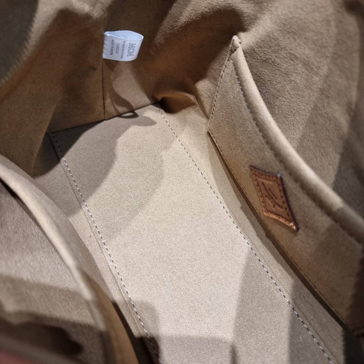 พร้อมส่ง 3 สี M.C.M AREN HOBO IN VISETOS กระเป๋าสะพายทรงโฮโบ ทรงสวยมาก เกรดท็อปออริ สลับแท้ 1:1 เกรดดีสุด ใช้ต่างประเทศได้ ขนาดกำลังดี จุของได้เยอะ ใช้งานสะดวกด้วยการรูดซิป พิเศษแถมพวงหนังและชุดกุญแจล็อคมาให้ด้วย