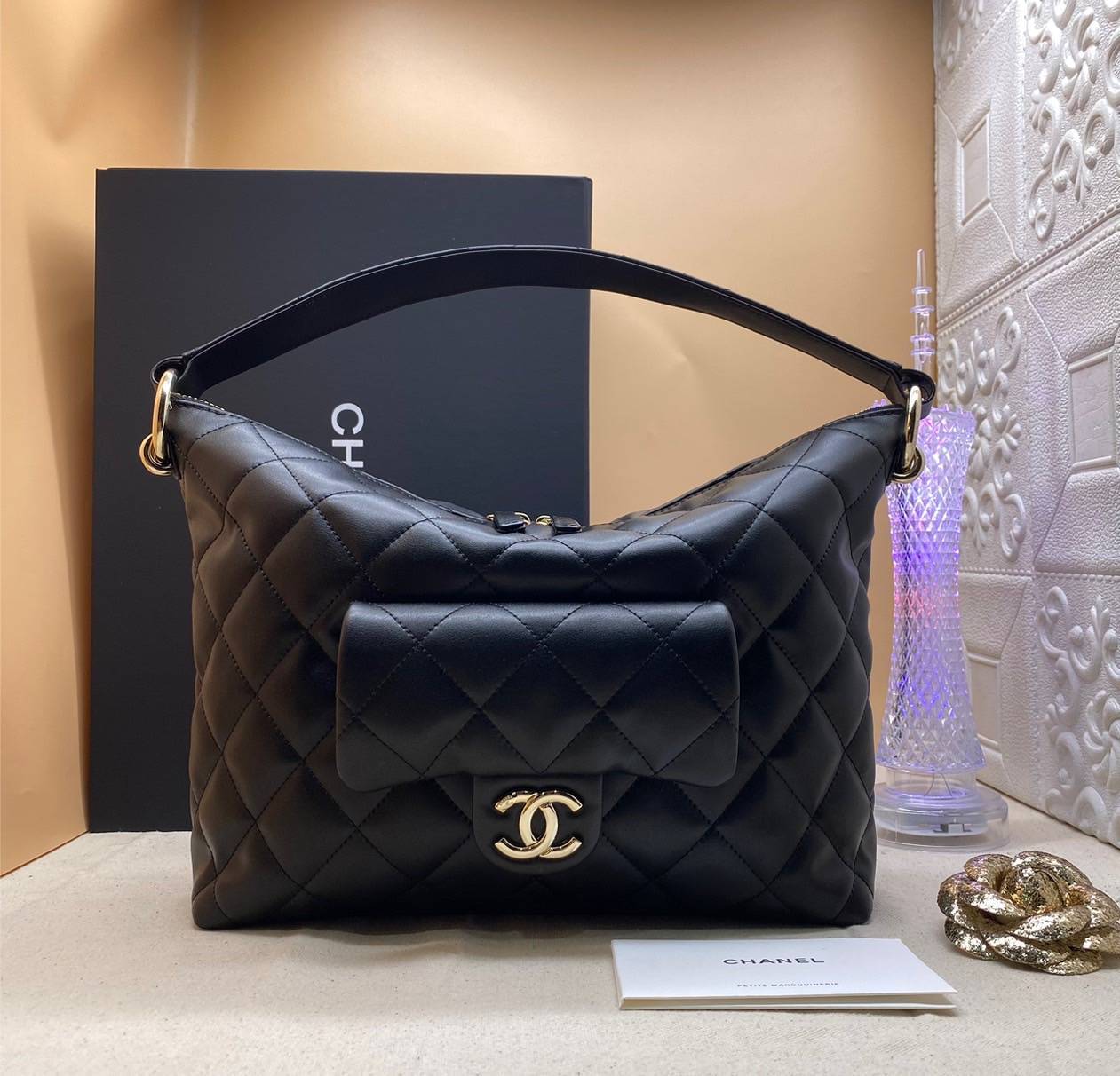 Chanel Hobo Bag 23B 28cm ออริสลับแท้ ใช้งานต่างประเทศได้ งานเกรดหนังสวย อะไหล่ทองสวยหรู กระเป๋าสะพายทรงโฮโบใบใหญ่ จุของได้เยอะ มี 2 ขนาดกำลังสวย ดีไซน์ใหม่ 2023 ตัวแม่ตัวมัม ห้ามพลาดเลยค่า
