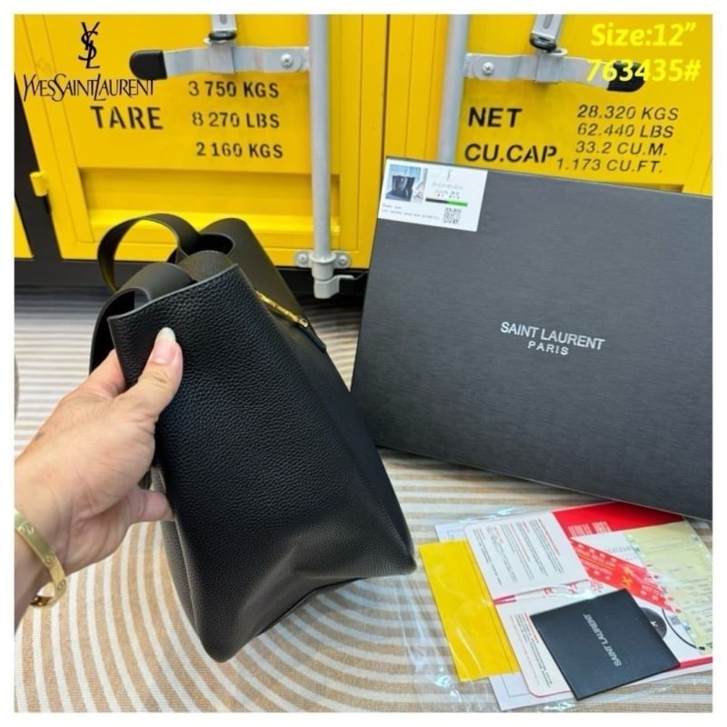 YSL Le 5 À 7 Bea Leather Tote Bag กระเป๋าทรงโท้ทงานหนังเต็มใบ สวยเด่นเป็นเอกลักษณ์มาก ดีไซน์เรียบแต่มากมีอยู่จริง สวยดูแพง ที่ไม่มีตอนนี้คือพลาด