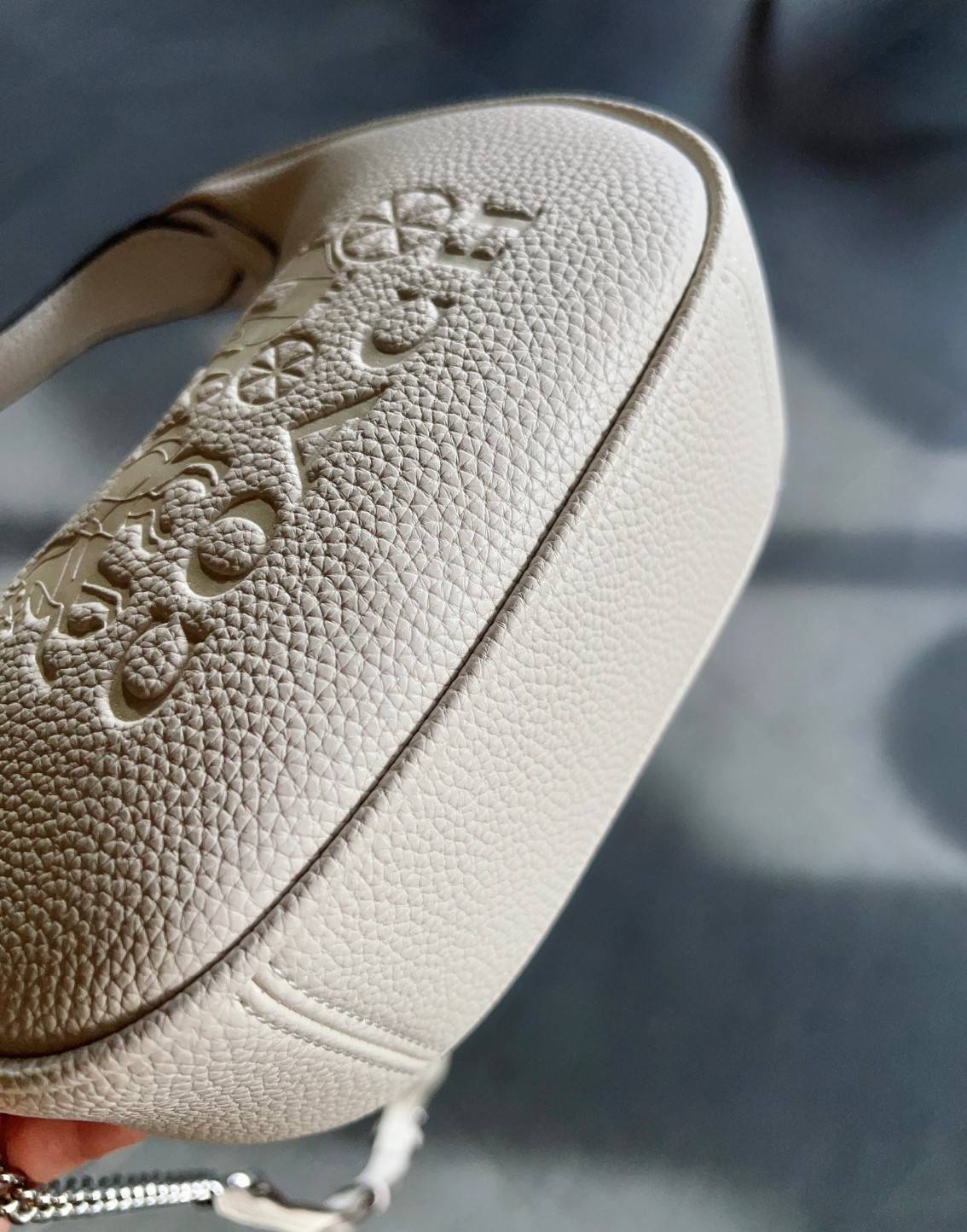 COACH CARMEN MINI CROSSBODY BAG กระเป๋ารูปทรงพระจันทร์โค้งมน น่ารักน่าใช้มากๆ!! เกรดท็อปออริ เกรดดีสุด สลับแท้ 1:1 ใช้ต่างประเทศได้