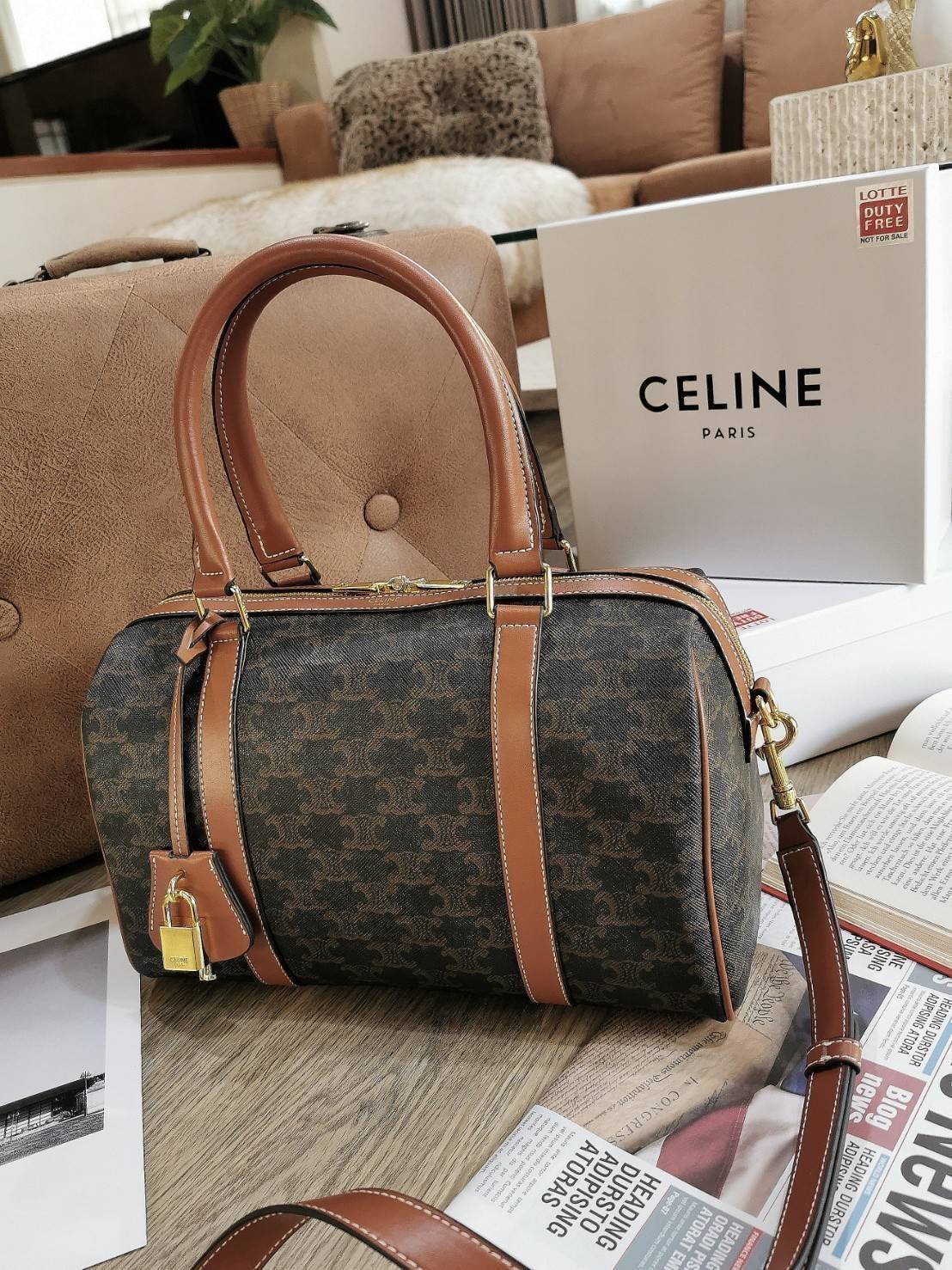 CELINE TRIOMPHE CANVAS BOSTON BAG VIP GIFT WITH PURCHASE (GWP) พรีเมี่ยมกิ๊ฟ Limited Edition จาก CELINE HAUTE PERFUME DUTYFREE วัสดุ TRIOMPHE CANVAS หนังขึ้นลาย Signature สวยหรูสุดคลาสสิคดีไซน์ไม่มีเอ้าท์ เปิดปิดด้วยซิปแบรนด์ มาพร้อมTagห้อยแม่กุญแจอะไหล่แ