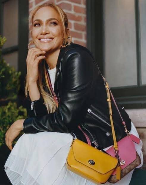 คอลเลคชั่นใหม่ ทั้งสวยทั้งคุณภาพค่ะ😘 COACH KARLEE CROSSBODY BAG 💐พร้อมส่ง ได้ไปไม่ผิดหวังแน่นอนค่ะ! สวยๆแบบคนดังระดับโลกกันค่าา กระเป๋าสะพายแบบครอสบอดี้ร์ หนังแท้นิ่มสวยงามมากๆค่ะ รูปทรงน่ารักกระทัดรัด เปิดปิดกระเป๋าแบบหมุนล็อค ภายในสามารถ