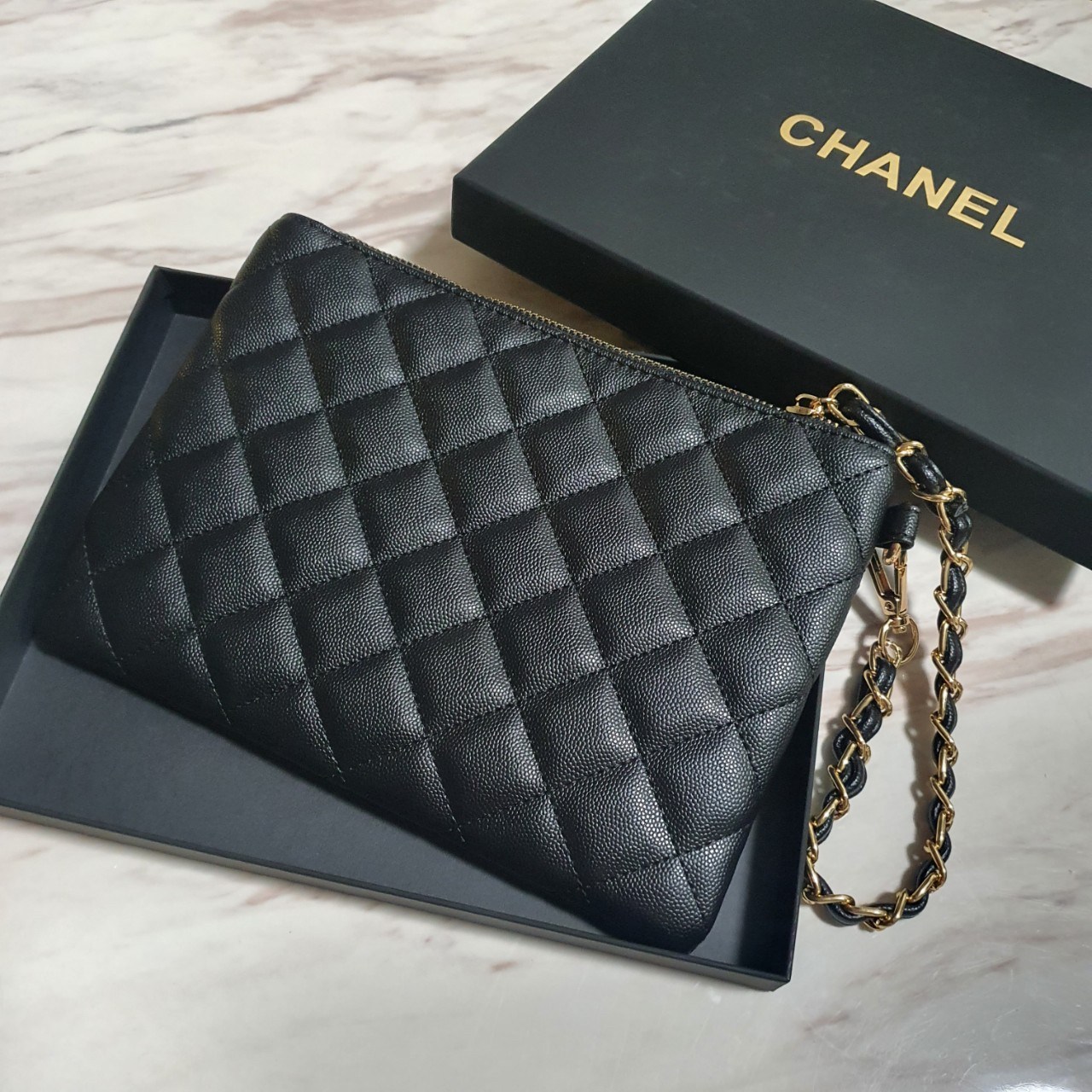 SIZE MEDIUM พร้อมส่งรุ่นขายดี!!! Don't Miss! Chanel Clutch Bag VIP Gift With Purchase (GWP) กระเป๋าคลัชแบนหรือกระเป๋าสตางค์ GWP จาก Chanel Cosmetic Counter Duty free วัสดุหนังคาเวียร์สวยหรูเปิดปิดด้วยซิปสะดวกใช้ ด้านหน้าประดับโลโก้แบรนด์อะไหล่ทองและม