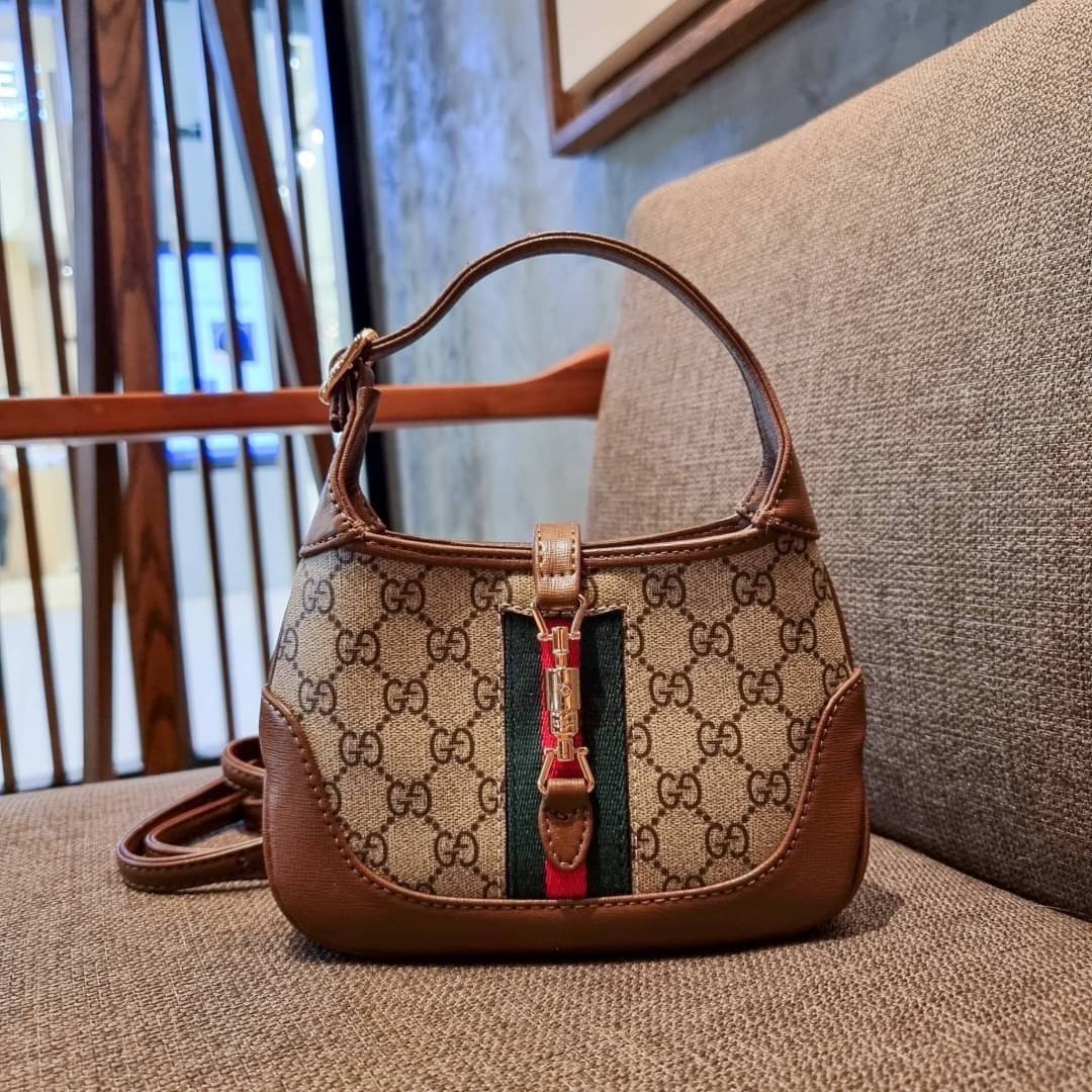 GUCCI Jackie 1961 Mini Hobo Bag GC MULTI BAG น้องคนสวย ใบเล็กแต่สุดว้าว กระเป๋าถือ/สะพายข้างวีไอพี พรีเมี้ยมกิ๊ฟที่จะทำให้หลงรักกันไปแบบสุดๆ น้องน่ารักมีดีเทลแฝงความหรูในตัว วัสดุหนังแคนวาสทนทาน อยู่ทรง ปากกระเป๋ามีตัวล็อค ภายในเป็นช่องโล่ง มีช่องใส่บัตรภ
