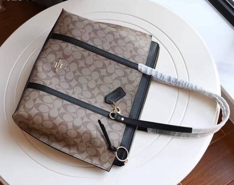 COACH 2319 MAY TOTE IN COLORBLOCK SIGNATURE CANVAS กระเป๋าโท้ท ดีไซน์ใหม่ล่าสุด!! 💕💕 เก๋ตรงปากกระเป๋า คล้ายกระเป๋าซ้อนในตัว สีตัดกับตัวกระเป๋าได้อย่างลงตัว ทรงสวย ใบใหญ่ใส่ของได้เยอะ เปิด-ปิดด้วยซิป รูดใช้งานง่าย ภายในโล่งกว้าง ด้านหลังมีช