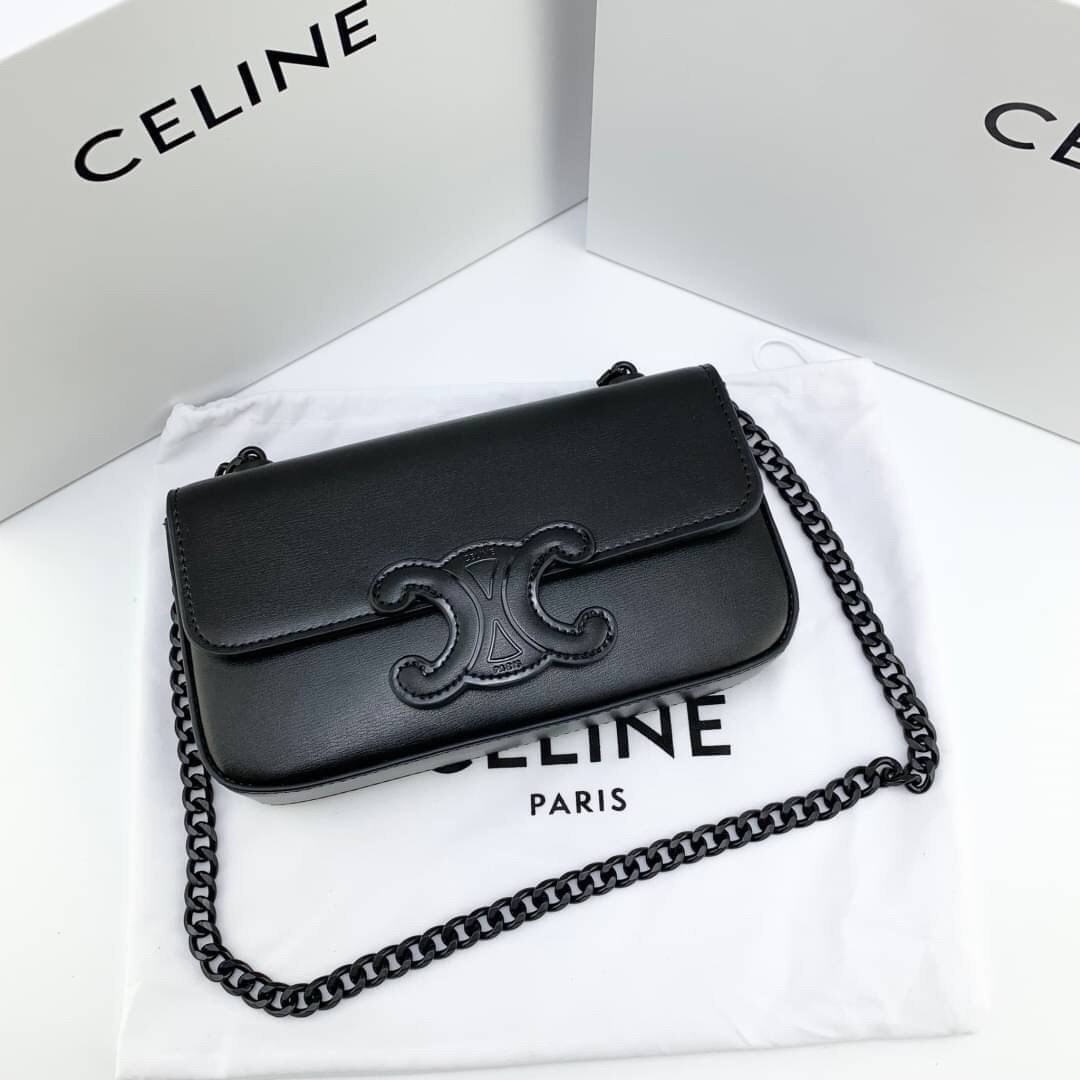 หนังแท้ CELINE CHAIN SHOULDER BAG CUIR TRIOMPHE IN SHINY CALFSKIN ANIS / CELINE TRIOMPHE SHOULDER BAG หนังแท้ทั้งใบสวยหรู แบบใหม่ล่าสุด โลโก้หนังคลาสิกที่สุดค่ะ จุของได้กำลังดี เหมาะกับสาวๆในวันที่อยากครอสบอดี้ชิลๆ ห้ามพลาดค่ะ!