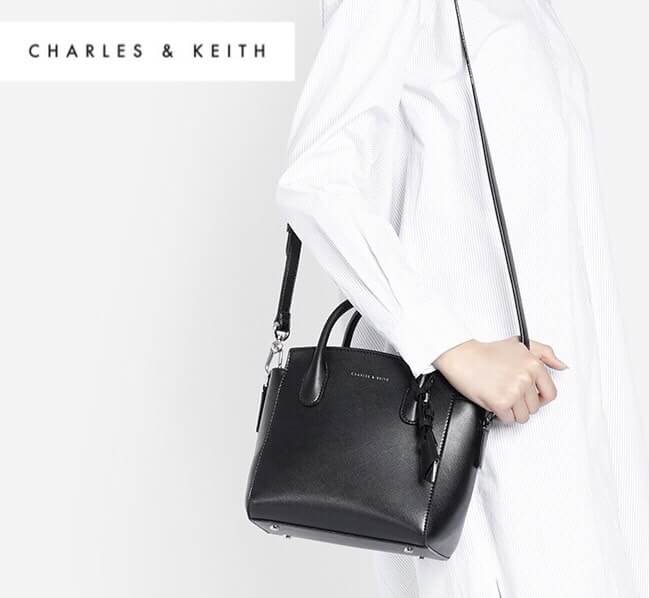 รุ่นหายาก !! กระเป๋าสะพายข้าง จากแบรนด์ Charles & Keith สวย หรูมากกกก ใบนี้ เป็นหนัง saffiano ตัดกับอะไหล่ทอง ภายในสีแดงเข้ม สวยจริงๆคะ ขนาดกำลังดีเลย ปากกระเป๋าปิดด้วยซิปอย่างดีคะ #มีถุงผ้าแบรนด์ให้คะ #มีสายยาวให้ สี ดำ คะ