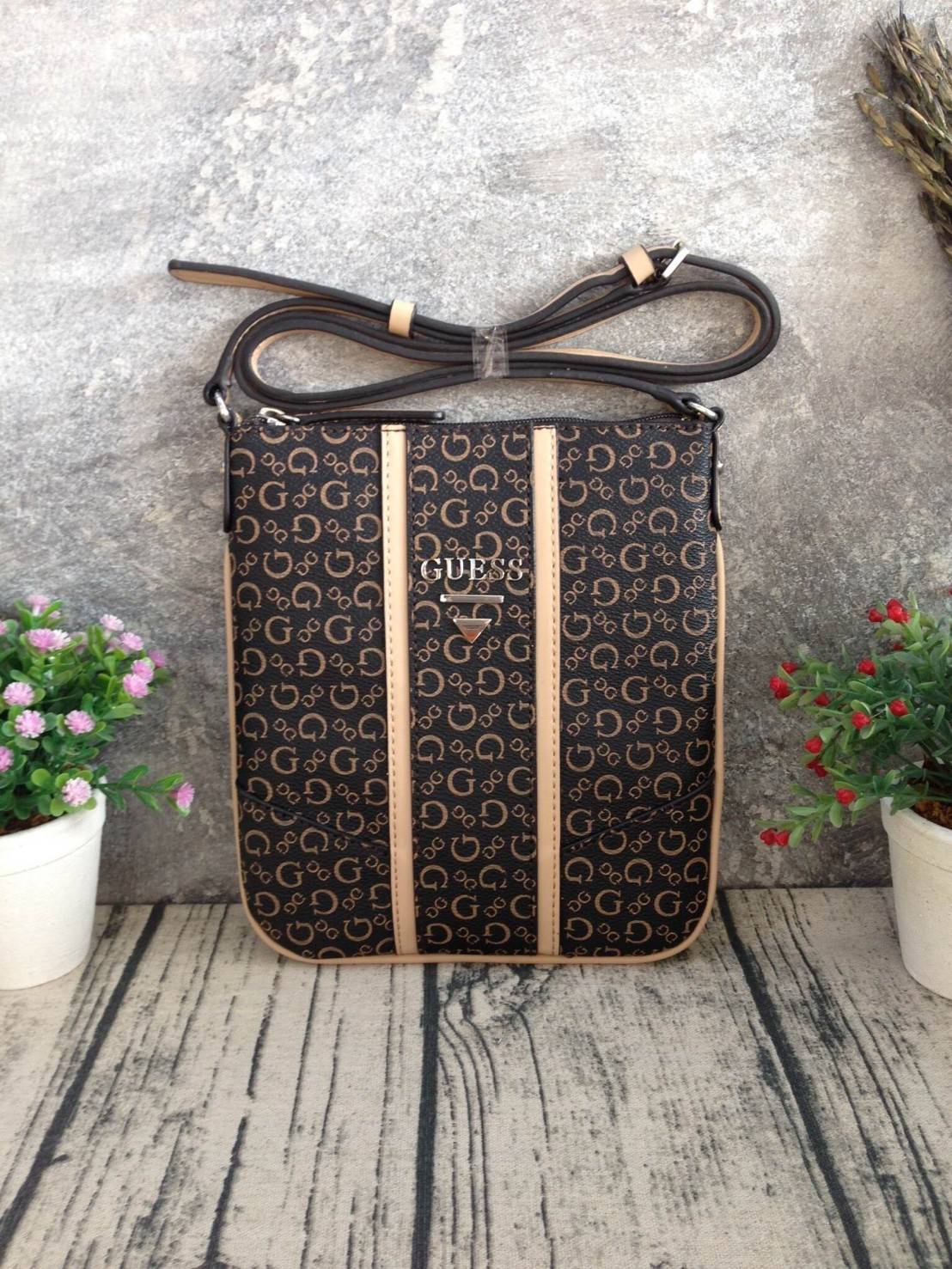 GUESS CROSSBODY กระเป๋าสะพายข้าง ผู้หญิงหรือผู้ชาย สามารถใช้ได้ค่ะ วัสดุหนังแกะสังเคราะห์พิมพ์ลายแบรนด์ ด้านหน้าประดับโลโก้แบรนด์มีเงิน เปิดปิดด้วยซิป น้ำหนักเบา ด้านในบุผ้าพิมพ์ลายเฉพาะของแบรนด์ มีช่องซิปด้านในอีก 1 ช่องค่ะ