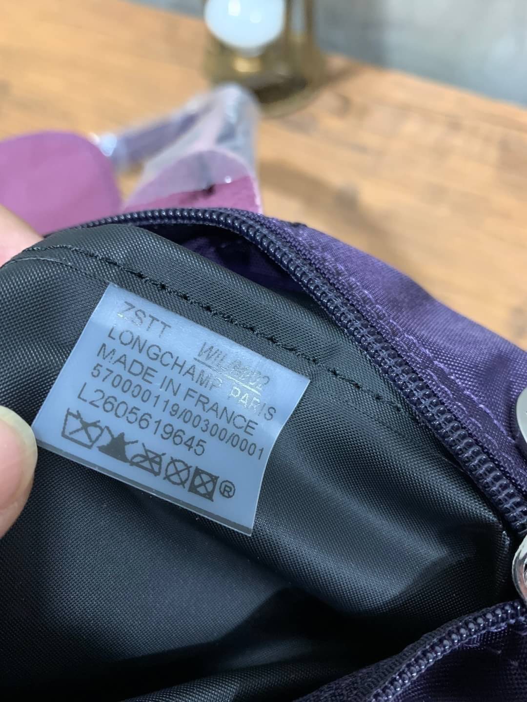 Longchamp LE PLIAGE Club (พร้อมส่ง 8 สี) TOTE BAG S กระเป๋ารุ่นยอดนิยม ที่สาวๆ ต้องมีไว้เก็บไว้สักใบ ด้วยตัวน้ำหนักกระเป๋า Longchamp เบาแสนเบา แต่จุของได้เยอะมาก สำหรับลุคทางการกึ่งลำลอง แฝงความสบาย ยามเดินทาง จุดเด่นอย่างหนึ่งของ กระเป๋าก็คือ สามาถพับเก็