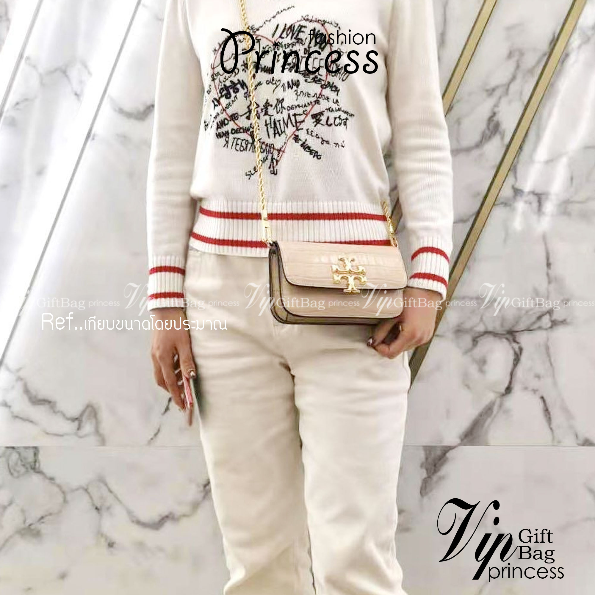 Tory Burch Eleanor Crocodile-Embossed Phone Crossbody Bag จุดเด่นของรุ่นนี้คือดีไซน์ออกมาในสไตล์คลาสสิกที่มาพร้อมกับฮาร์ดแวร์ที่ทำจากวัสดุทองเหลืองและสายสะพายโซ่เกลียวสีทอง ซึ่งการออกแบบได้รับแรงบันดาลใจมาจากเครื่องประดับ รูปทรงกะทัดรัดจึงสามารถสะพายใช้งา