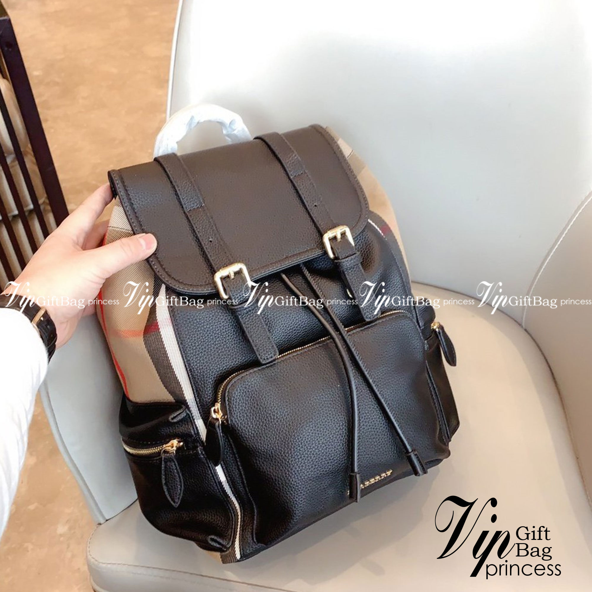 BURBERRY Rucksack Military Backpack / BURBERRY FRAGRANCES VINTAGE 2WAYS RUCKSACK BACKPACK / BURBERRY BACKPACK กระเป๋าเป้ ลาย Vintage Signature สวยคลาสสิค ภายในโล่งกว้างและช่องใส่มือถือสามารถใส่มือถือกระเป๋าสตางค์ของใช้ได้เยอะ หูจับหนัง เป็นเป้ก็ดูดีไอเท็ม