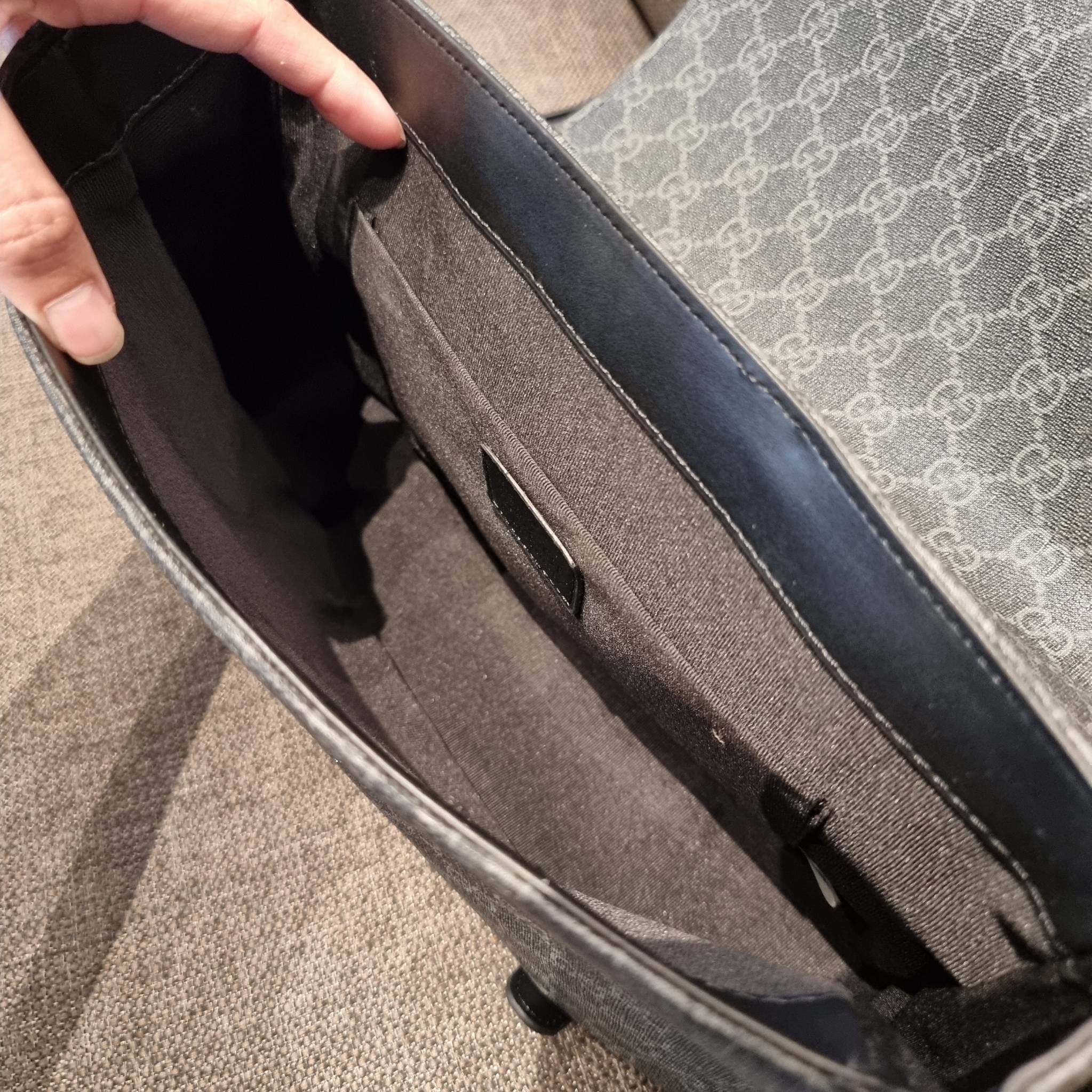 Gucci GG Supreme messenger bag GC MESSENGER VINTAGE BAG กระเป๋าสะพายข้างทรงแมสเซนเจอร์ ย้อนยุค ลุคผู้ดีแบบลูกคุณ ดีไซน์ unisex ใช้ได้ทั้งชายและหญิง พรีเมี่ยมกิ๊ฟวีไอพี วัสดุหนังแคนวาส ใช้งานง่ายด้วยฝาเปิดกระดุมแม่เหล็ก ด้านหลังมีช่องเก็บของจุกจิกได้ ภายใน