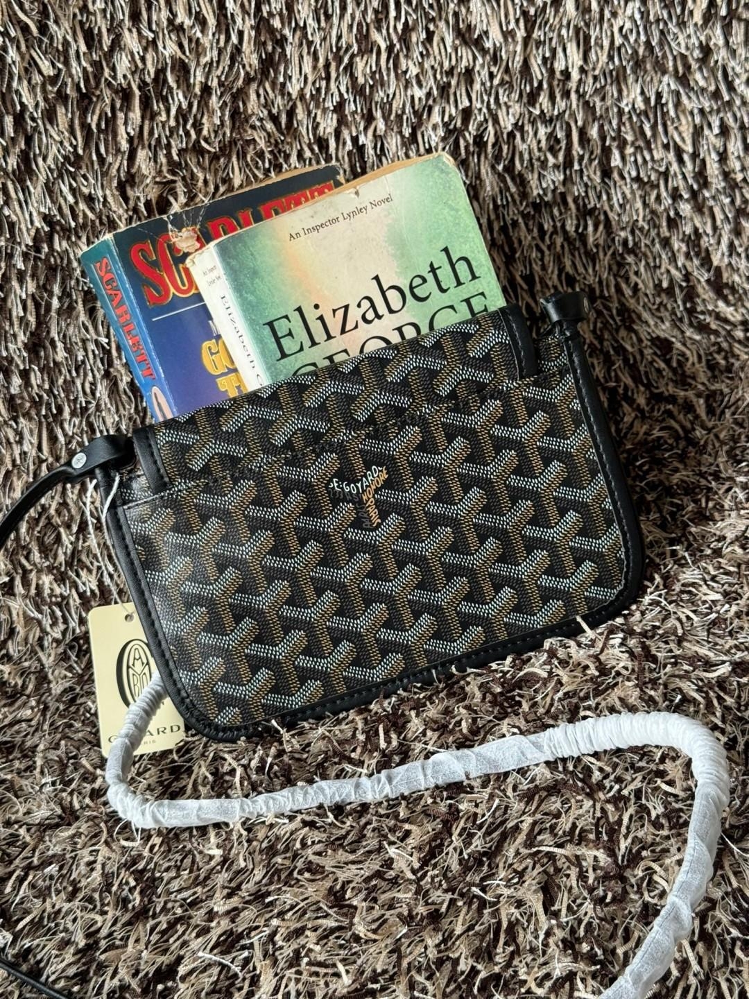 Goyard Plumet Rocket Wallet กระเป๋าสะพายใบเล็กกะทัดรัด ดีไซน์กระเป๋าสตางค์ มีช่องเพียงพอสำหรับใส่ธนบัตร เงินสด เอกสารต่าง ๆ