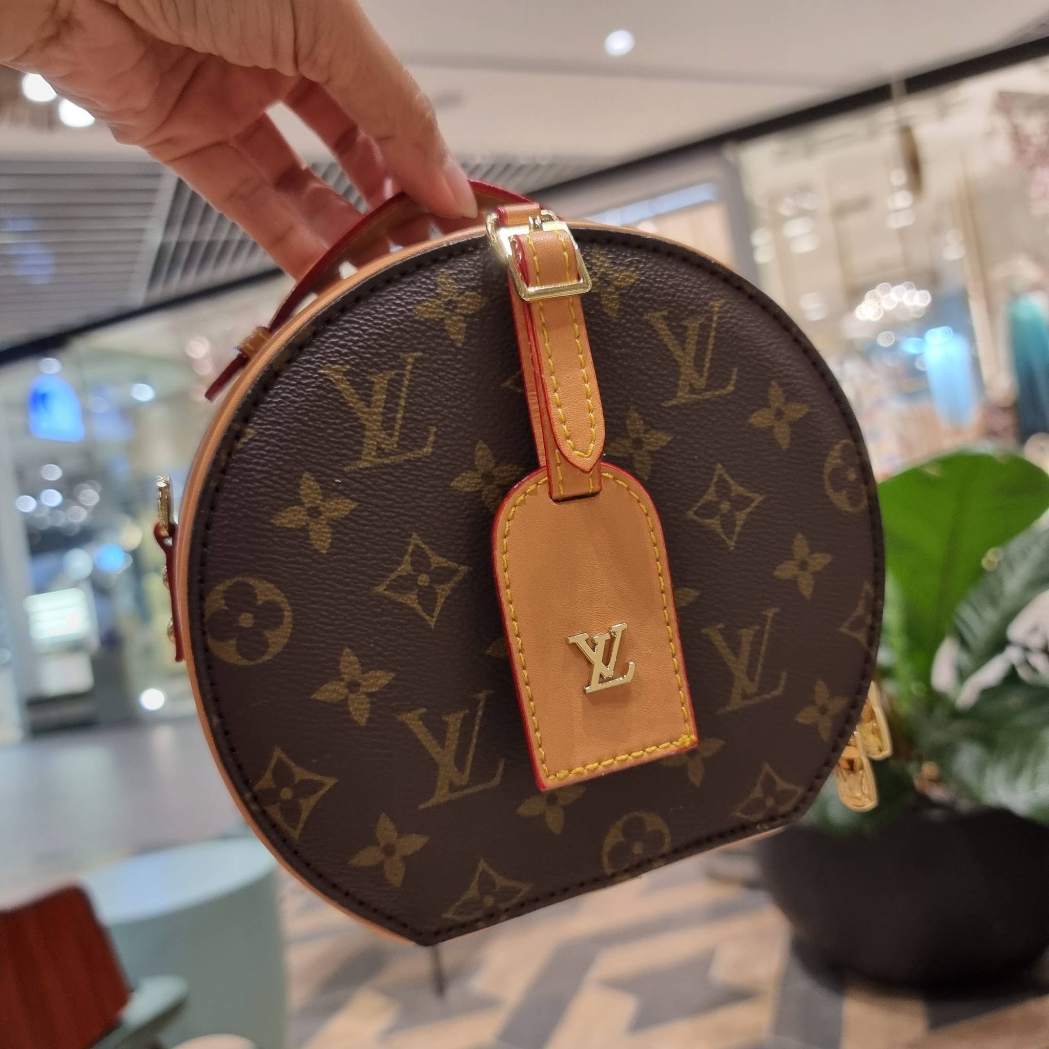 LV CROSSBODY ROUND BAG / LV BOITE CHAPEAU สุดยอดของรุ่นที่ฮิตตลอด กระเป๋าสะพาย สวยอยู่ทรง ผู้ดีมากๆ วัสดุหนังแคนวาสคุณภาพ โดดเด่นด้วยรูปทรงเอกลักษณ์ มาพร้อมแท็กหนังห้อย เพิ่มความแพงไปอีก เปิด-ปิดด้วยซิป ภายในเป็นช่องโล่ง สวยไปอีกหนึ่ง มีสายสะพายครอสให้ ปร