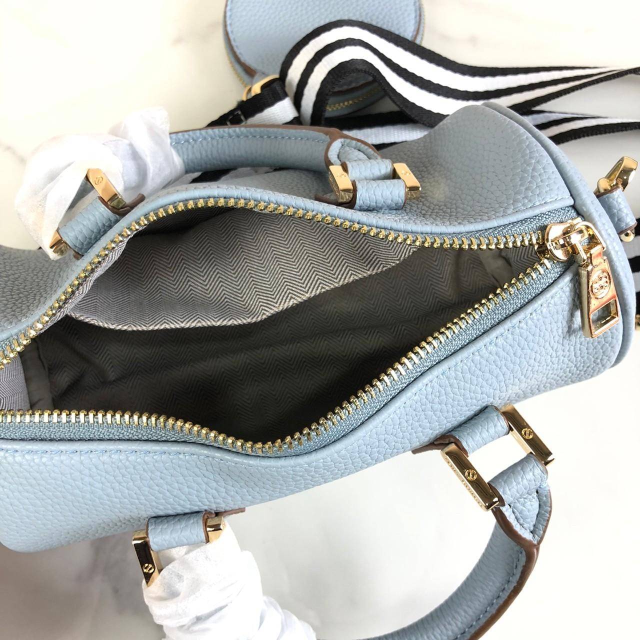 กระเป๋าถือ หรือสะพาย TORY BURCH เปิด - ปิดกระเป๋าด้วยซิป ด้านในมีช่องใส่ของ 1 ช่อง มาพร้อมสายสะพายยาว สามารถถอดและปรับได้ Free Size ค่ะ