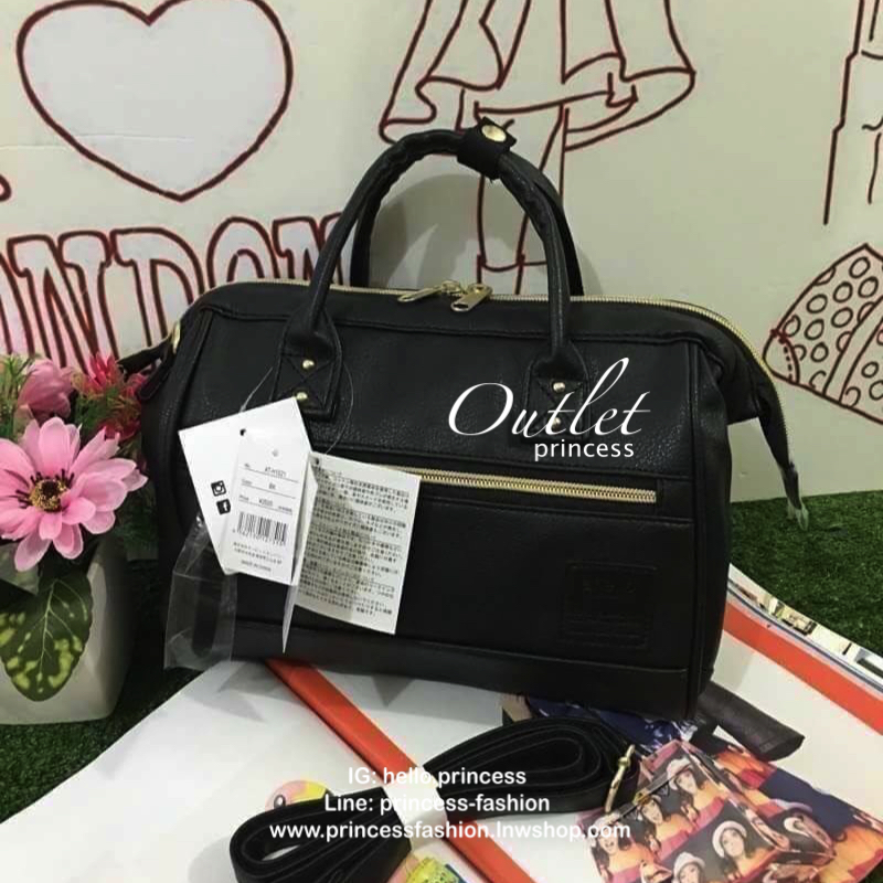 Anello polyester 2 way mini boston bag จากแบรนด์ดังในประเทศญี่ปุ่น กระเป๋าสไตล์คลาสสิค มีโครงปากกระเป๋ากว้างเป็นสัญลักษณ์ วัสดุหนังpu กันน้ำได้ ภายในมีช่องใหญ่และช่องเล็กด้านข้าง2ช่อง เปิดปิดด้วยซิปคู่ มีตัวล้อคที่หูจับ ด้านหน้ามีช่องซิปเล็กใช้งานได้จริง 