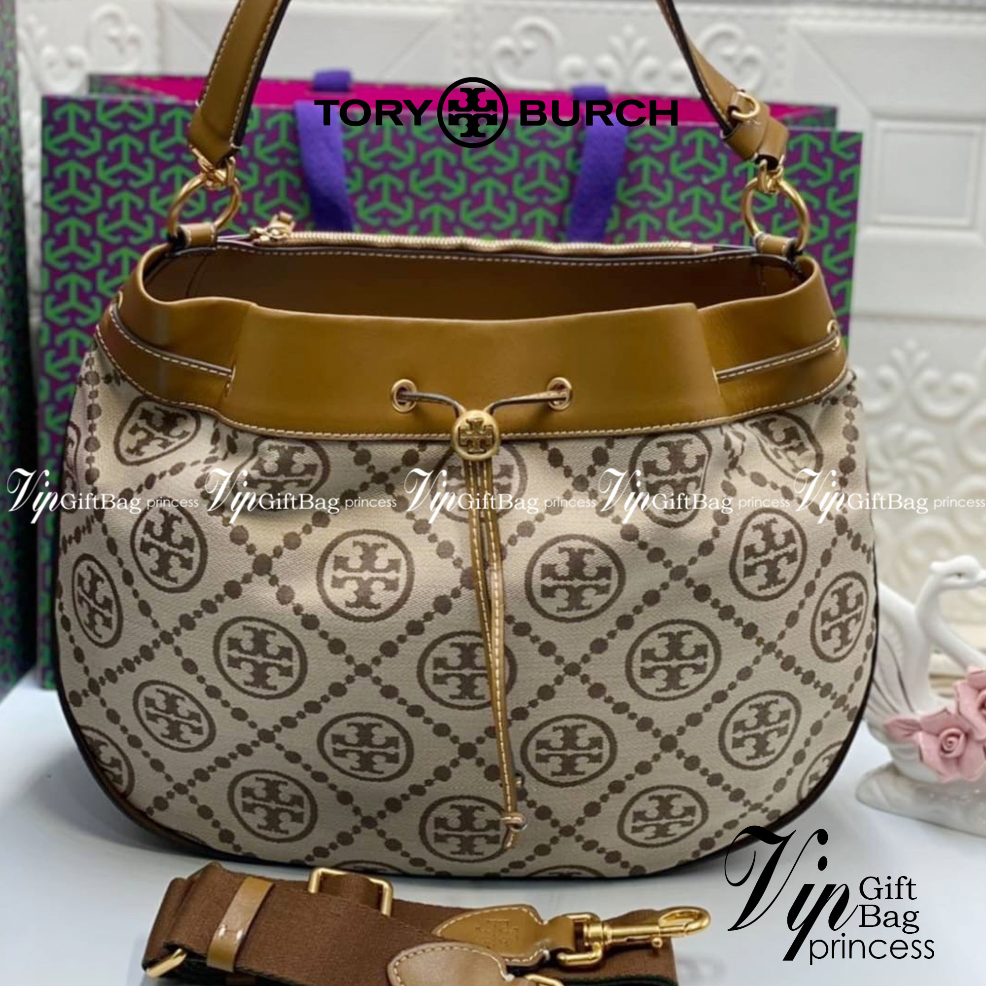 Tory burch t monogram jacquard drawstring hobo กระเป๋าถือและสะพายข้างทำจากผ้าใบ jacquard ตัดด้วยหนังแท้ อีกหนึ่งคอลเลคชั่นจาก T monogrameที่ออกแบบมาในรูปทรงกระเป๋า hobo ทรงสวย มีสไตล์เป็นทรงที่สาวๆนิยมใช้