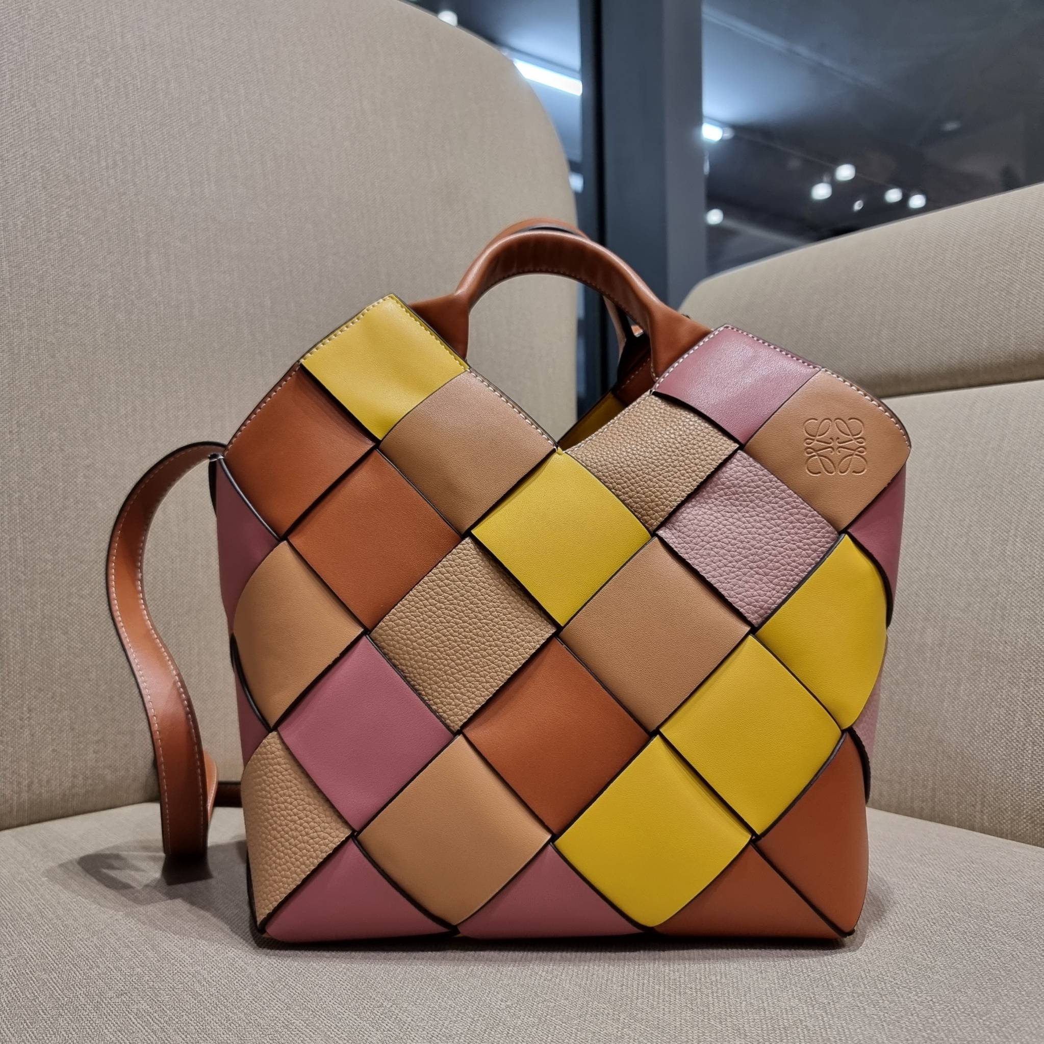 LOEWE SURPLUS LEATHER WOVEN BASKET BAG IN CLASSIC CALFSKIN ใหม่ล่าสุดและสวยที่สุด กระเป๋าสะพานที่ถักทอด้วยความปราณีต โดดเด่นด้วยสีที่จับมาคอนทราสได้ลงตัว ใบใหญ่จุได้แบบเน้นๆ วัสดุหนังวัวแท้เต็มใบ หรูเลิศ ปากกระเป๋ามีสายหนังสำหรับผูกรวบปากกระเป๋า ภายในโล่ง