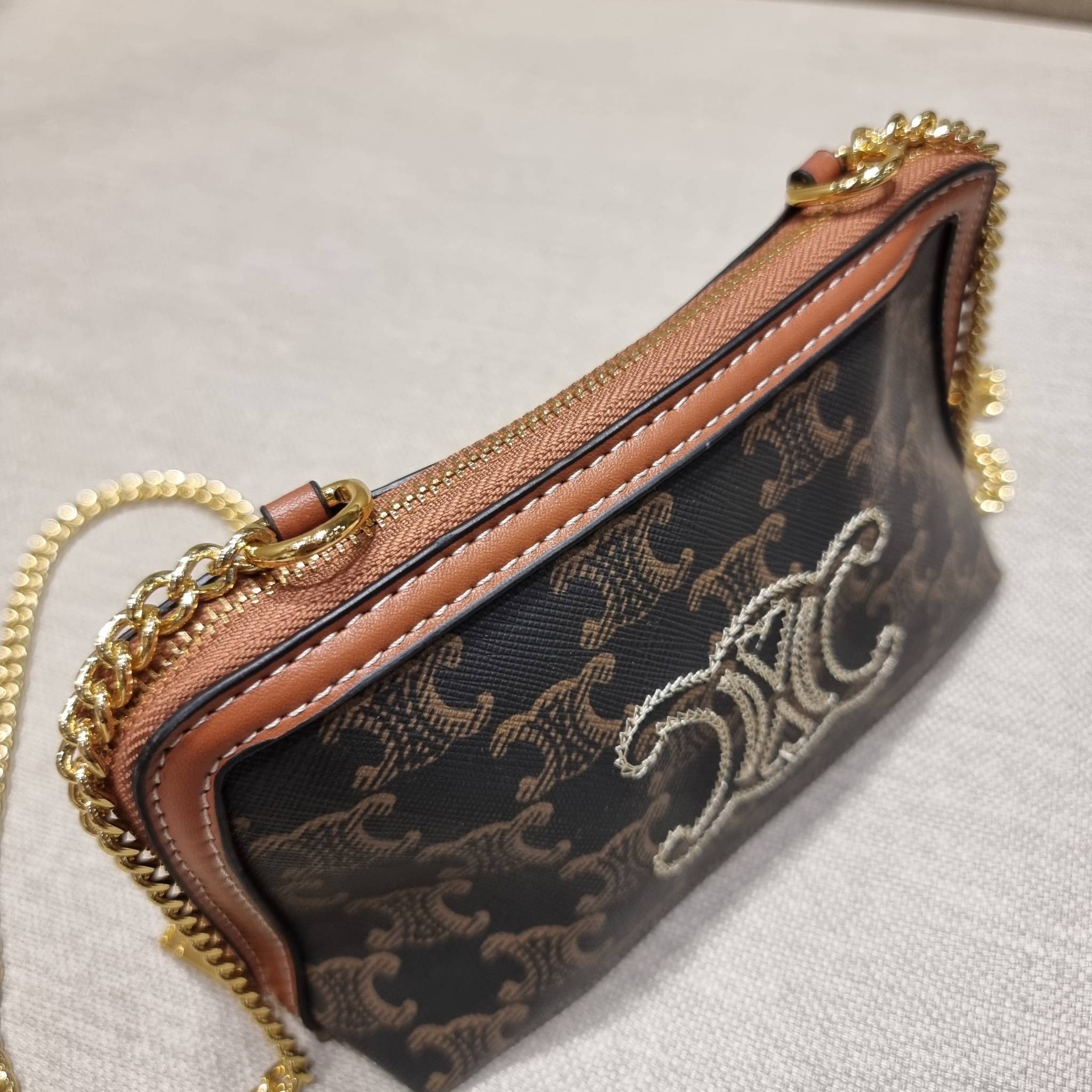CELINE CLUTCH WITH CHAIN IN TRIOMPHE CANVAS WITH TRIOMPHE HEART EMBROIDERY กระเป๋าสะพายกึ่งคลัทช์ มินิไซส์ เอาใจสาวๆสายสะดวก!! พกพาง่าย สะพายกำลังสวย วัสดุหนังแคนวาส ดีไซน์ใหม่ โลโก้ลายปัก ดีเทลเดินด้ายรูปหัวใจ คิ้วท์ไปอี้ก!! เปิด-ปิดด้วยซิป ภายในโล่ง ใส่