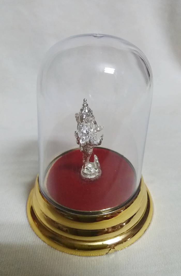 สินค้าหมดค่ะ องค์พระพิฆเณศปางตรีมุขคณปติแบบยืน(ประทานพรโชคลาภ มีอำนาจ)(คนเกิดวันอังคาร)เนื้อเงินพ่นทรายครอบแก้วตั้งบูชาหน้ารถพร้อมใบคาถาค่ะ