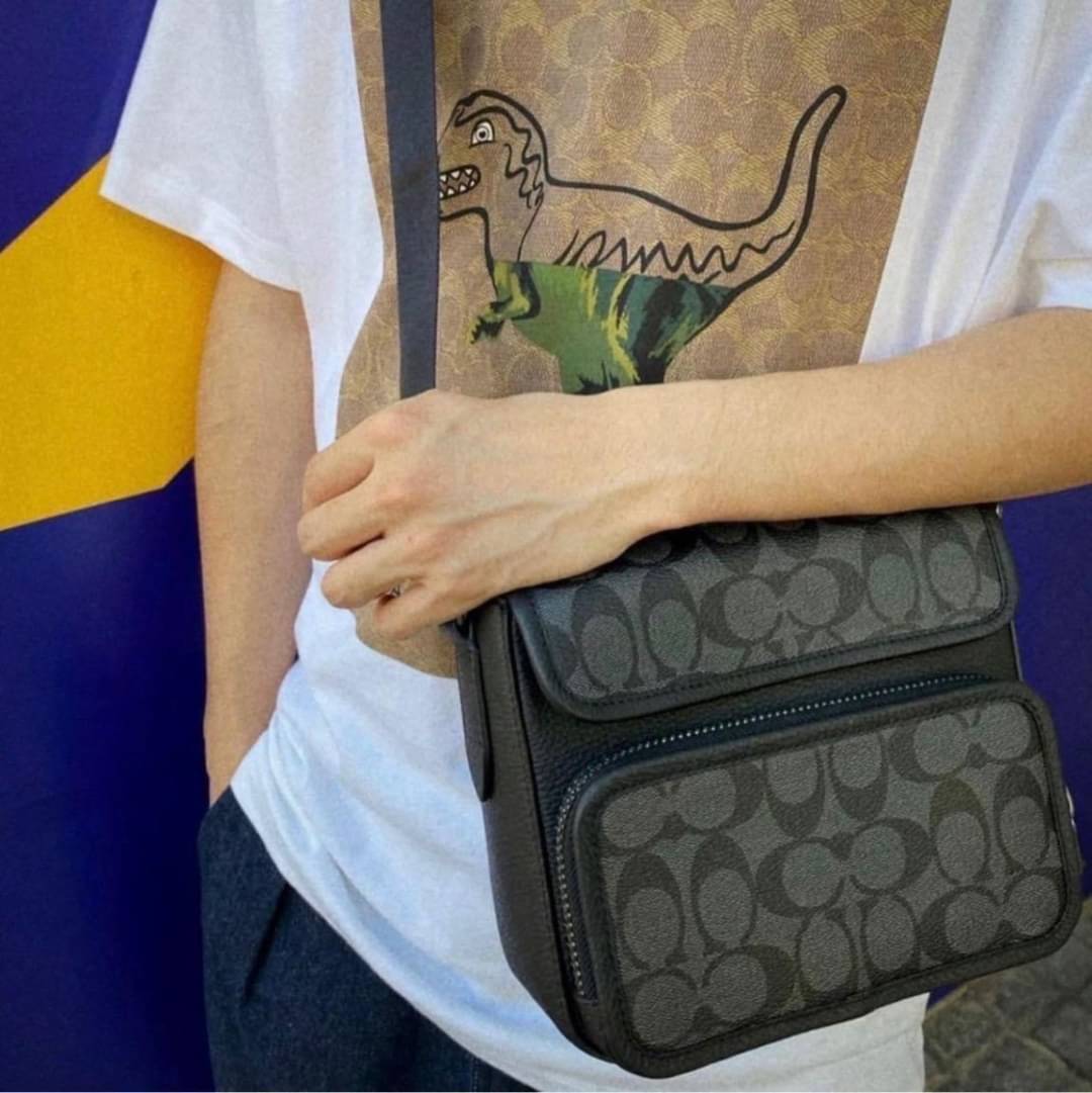 COACH SULLIVAN FLAP CROSSBODY IN SIGNATURE ((C9870)) ความเท๋ ความหล่อ ยกให้รุ่นนี้เลยค่าา พร้อมส่งก่อนใคร! ทรง สวยเก๋ กระเป๋าสะพายแบบครอสบอดี้ร์ของคุณผู้ชายเค้าเลยค่ะ หนังแท้2แบบสวยงาม น่าใช้มากๆ