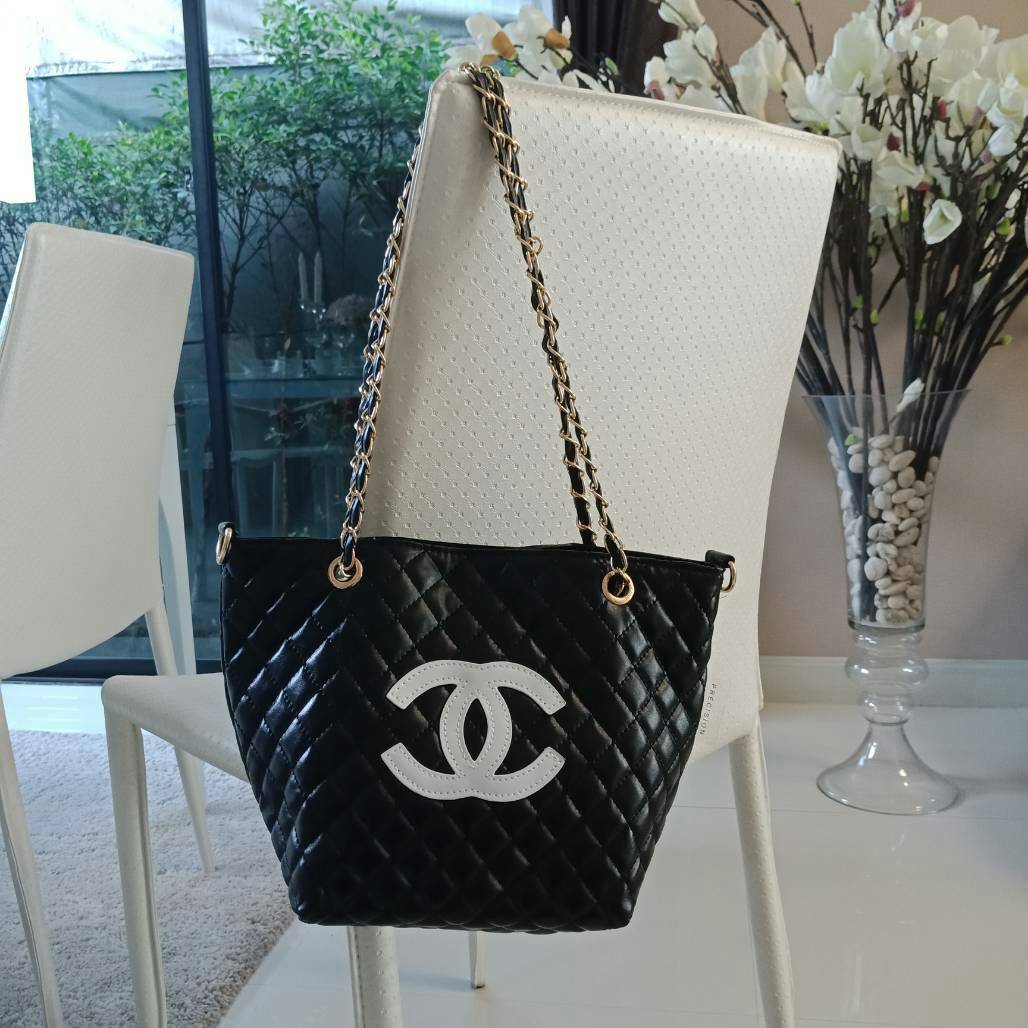 Must Have! Chanel Tote & Shopping Bag กระเป๋าสะพายทรง Shopping Bag พรีเมี่ยมกิ้ฟ Limited Edition ของแท้ 100% นำเข้าจาก Chanel Perfume Counter ใบใหญ่วัสดุหนัง PU ประดับโลโก้ CC สุดคลาสสิค ซับใน Polyester 100% เปิดปิดด้วยกระดุมแม่เหล็ก จุสุดๆ สามารถใส่เอกสา