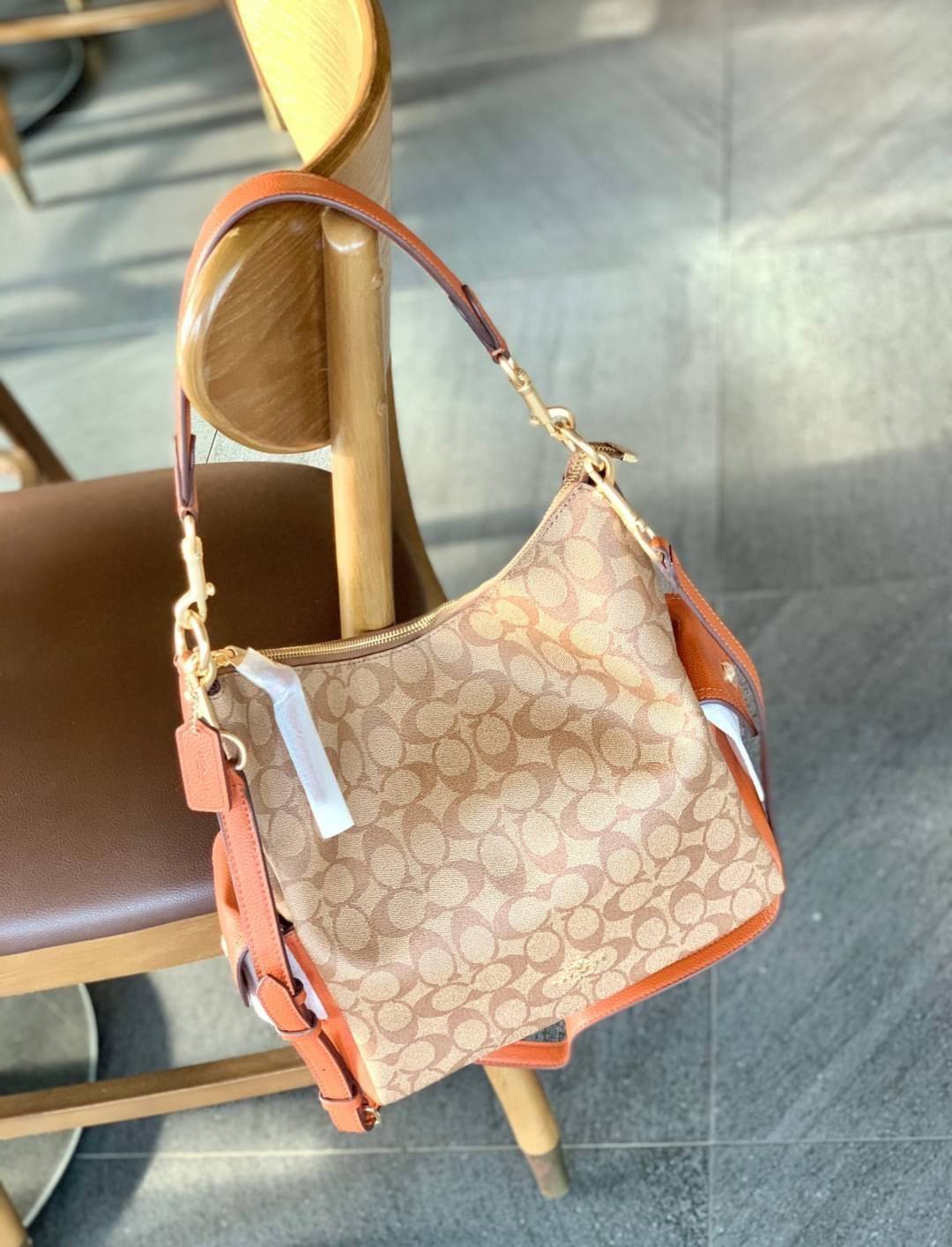 COACH PENNIE SHOULDER BAG ((C1523)) ✔️กระเป๋าหิ้ว//คล้องไหล่//สะพายข้างได้ สุดคุ้ม! ✔️ใบใหญ่ ทรงสวยใส่ของได้จุมาก หนังแท้ หนังนิ่ม สัมผัสแล้วหลงรักแน่นอนค่ะ ✔️ปากกระเป๋ากว้าง ล้วงหยิบของสะดวกมากๆ ภายในกระเป๋าโล่งกว้าง สัมภาระเยอะๆหายห