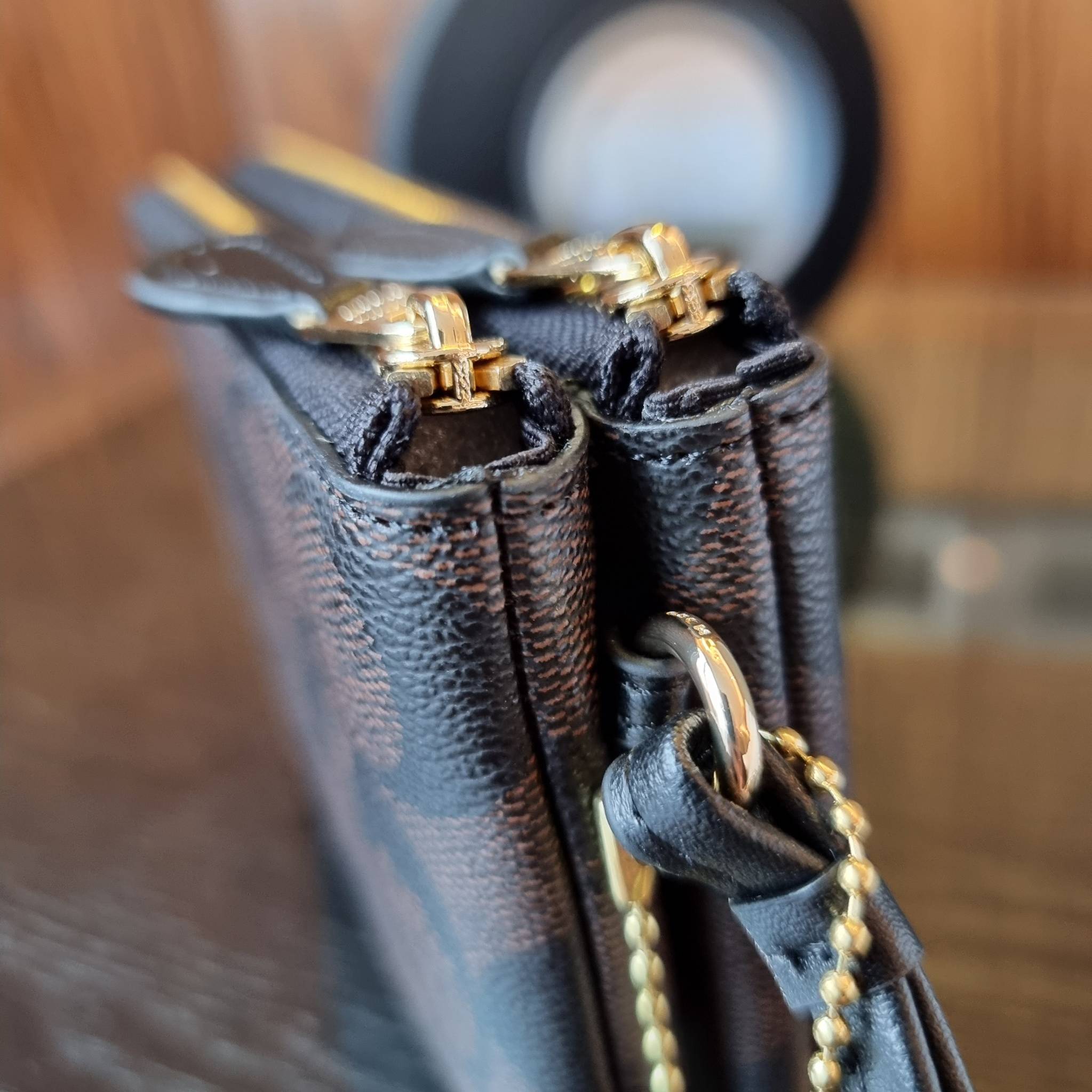 COACH F87591 DOUBLE CORNER ZIP WALLET IN SIGNATURE COATED CANVAS คล้องมือรุ่น 2 ซิป!! มาแล้วจ้า 🌟🤗 ไซส์นี้คือเหมาะมือจริงๆ พกง่ายเช่นเคย ไม่ต้องกังวลว่าจะเกะกะหรือกินพื้นที่กระเป๋าหลัก วัสดุหนังแคนวาสเคลือบลาย มีช่องหลักแยก 2 ช่อง ภายในบุผ