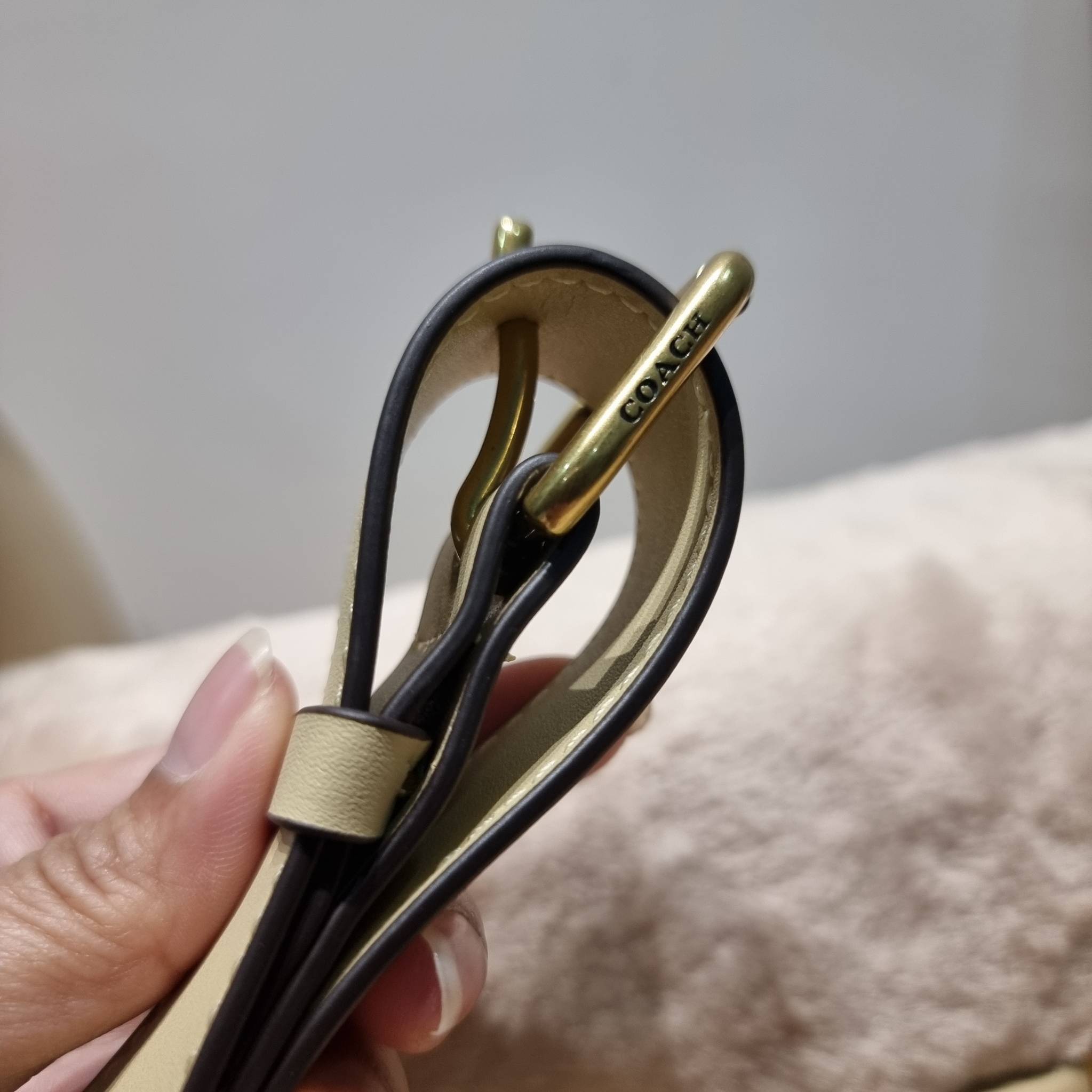 Coach pillow tabby shoulder bag 26 in shearling / COACH LEATHER COVERED C CLOSURE CC445 ใหม่ล่าสุดต้อนรับฤดูหนาว กับคอลเลคชั่นคุณหนู กระเป๋าสะพายไหล่ ดีไซน์วินเทจย้อนยุคตกแต่งขนรอบใบนุ่มฟู สวยลูกคุณมาก!! เปิด-ปิดด้วยกระดุมแม่เหล็ก รับรองแน่นหนา ภายในเป็นช