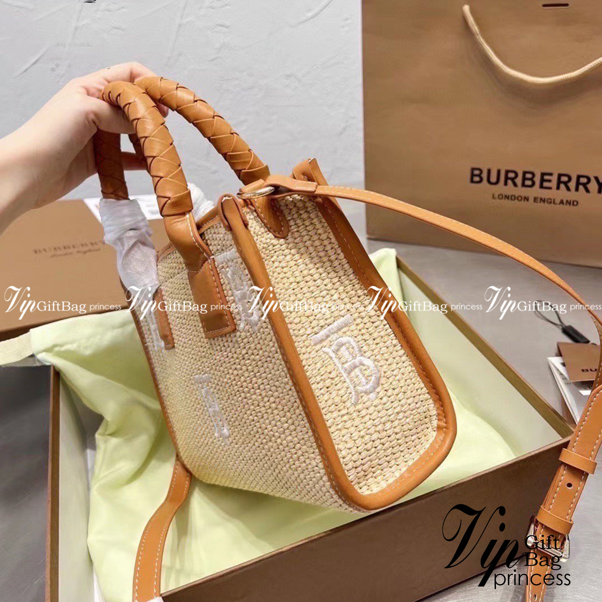 Burberry Freya Raffia Tote / Burberry Monogram Raffia Effect Mini Freya Tote / Burberry MiniTote อินเนอร์คือเริ่ด ความกระเป๋าสาน หน้าปักโลโก้แบรนด์เป๊ะ งานสไตล์วินเทจแมทลุคง่าย กระเป๋าทรงโท้ทมินิ ใบกะทัดรัด น่ารักน่าใช้ใจฟูมากๆ หูหิ้วในตัว และมีสายสะพายข้