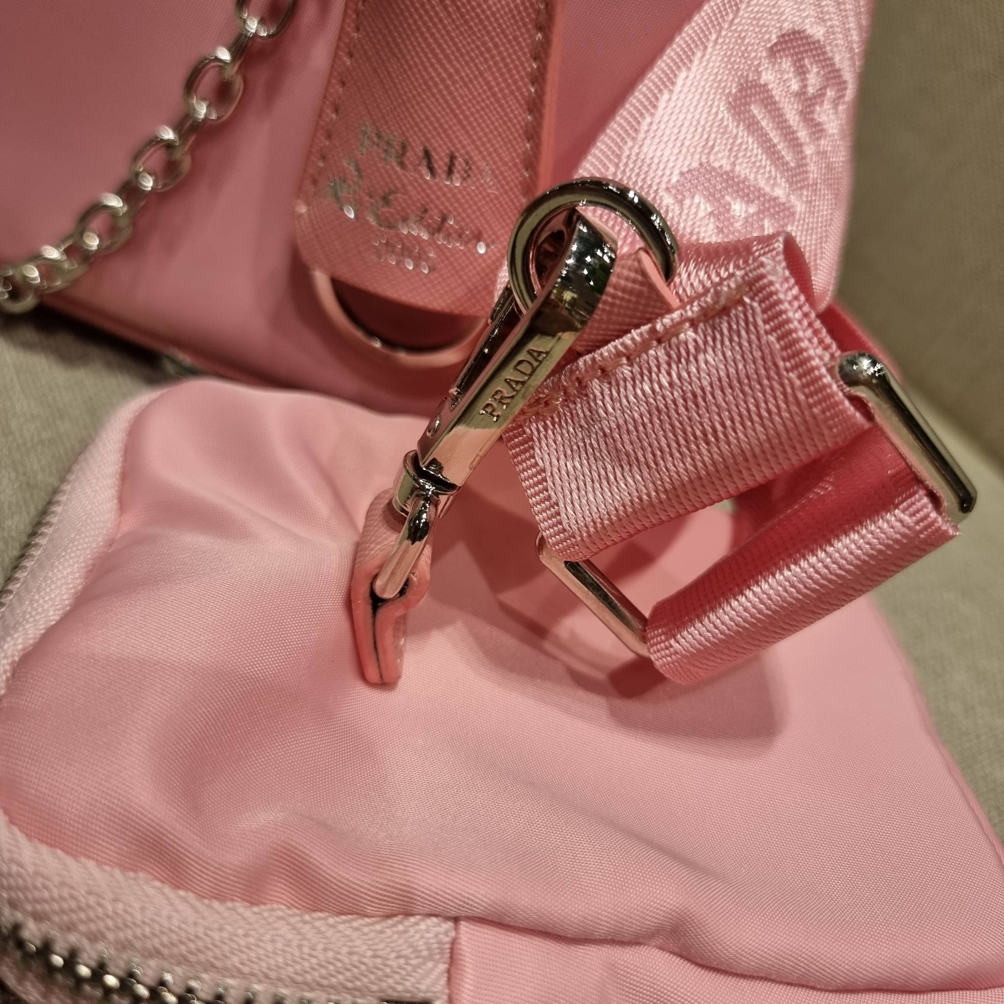 VIP 🥂 PRADA RE-EDITION 2005 RE-NYLON SHOULDER BAG ไอเท็มสุดปัง ที่ฮิตตลอดกาลไม่ว่าจะปีไหนๆ จัดให้ครบทั้งสีขายดีและสีใหม่ล่าสุด ที่สายคุณหนูห้ามพลาด!! กับกระเป๋าสะพายทรงคลาสสิค เหมาะเป็น everyday bag มากๆ วัสดุผ้าไนล่อนคุณภาพ พร้อมใบลูก ไว้ใส่เหรีย