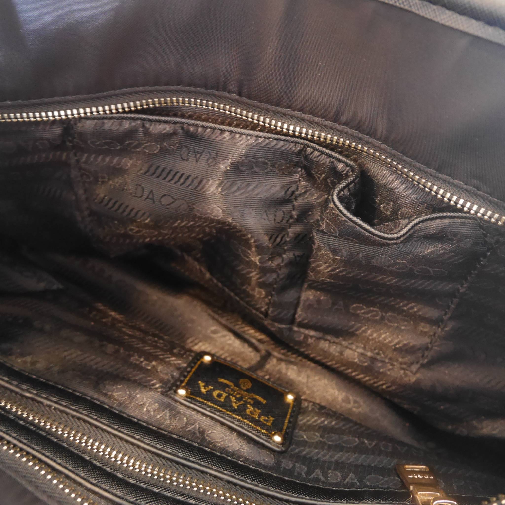 New item! อีกหนึ่งรุ่นที่ มาใหม่ค้า Prada Nylon handbag กระเป๋าถือสะพาย ทรงกำลังดี **ยอดฮิต จากงานพรีเมี่ยมกิ้ฟใหม่ บอกเลยว่า ใบนี้วัสดุเป็น Nylon สวยคุ้มสุดๆ หูกระเป๋าสามารถทำทรง ตั้งและพับได้ มาพร้อมอะไหล่สีทอง ด้านหน้าประดับด้วยโลโก้แบรนด์สวยหรู ด้านใน