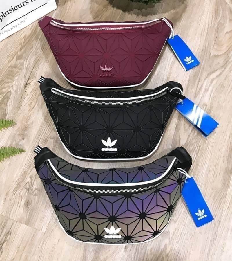 Adidas Originals 3D Mini Airline (ISSEY MIYAKE Style Shoulder Bag) กระเป๋าสะพายสไตล์สปอร์ตแบบคาดเอวคาดอกรุ่นใหม่ดีไซน์สุดฮิตสไตล์ ISSEY MIYAKE ใช้ได้ทั้งชายและหญิง ขนาดกำลังดี น้ำหนักเบา ด้านหน้าประดับโลโก้แบรนด์ เปิดปิดด้วยซิปสะดวกใช้อะไหล่ปั้มแบรนด์สวยด