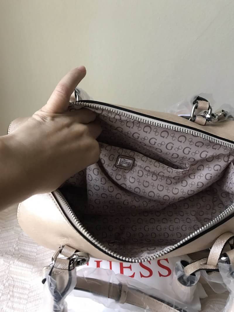 GUESS ทรง SPEEDY New arrival !! กระเป๋าถือ/สะพาย วัสดุหนัง Saffaino น้ำหนักเบา สวยเรียบหรูมากค่ะ เปิด/ปิดด้วยซิป วัสดุอย่างดี รอบตัวกระเป๋าเป็นลายตารางสวยงาม มีพู่หนังห้อยน่ารักค่ะ ภายในกว้างกำลังดี มีช่องเล็กใส่ของจุกจิก มีหูหิ้ว สายสะพายเลื่อนปรับระดับไ