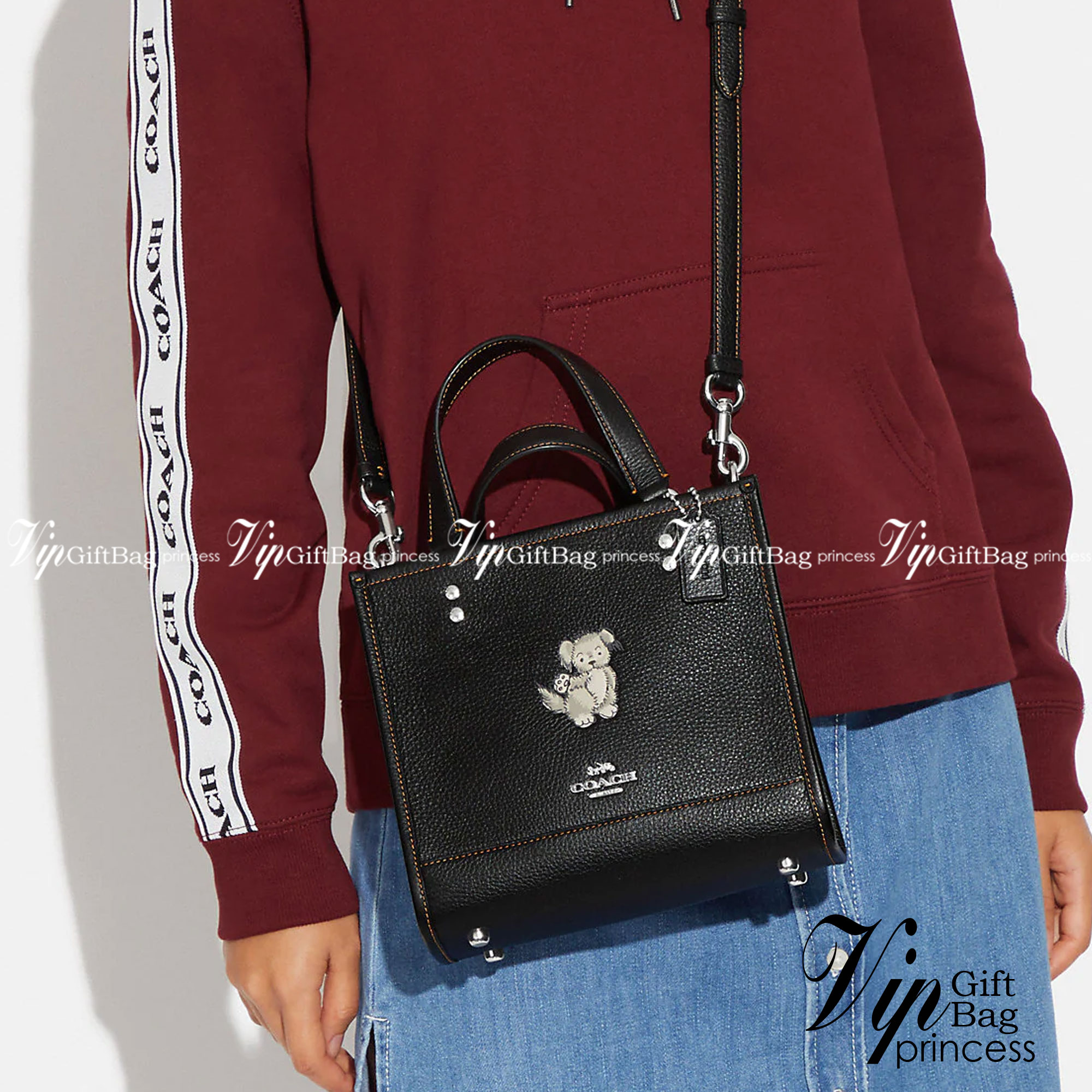COACH DEMPSEY TOTE WITH HAPPY DOG ((CD448)) 🐶 รุ่นใหม่ล่าสุด น้องหมาน่ารักมากๆค่ะ! ยังไม่เข้าไทย กับกระเป๋าDempsey tote รุ่นใหม่ล่าสุด ที่ออกแบบด้านหน้ารูปสุนัขซุกซนเข้ามา ตรงใจใครหลายคนๆเลยทีเดียว หนังแท้อย่างดี หนังมีความนุ่มและนิ่มมากๆ หลงรักแน