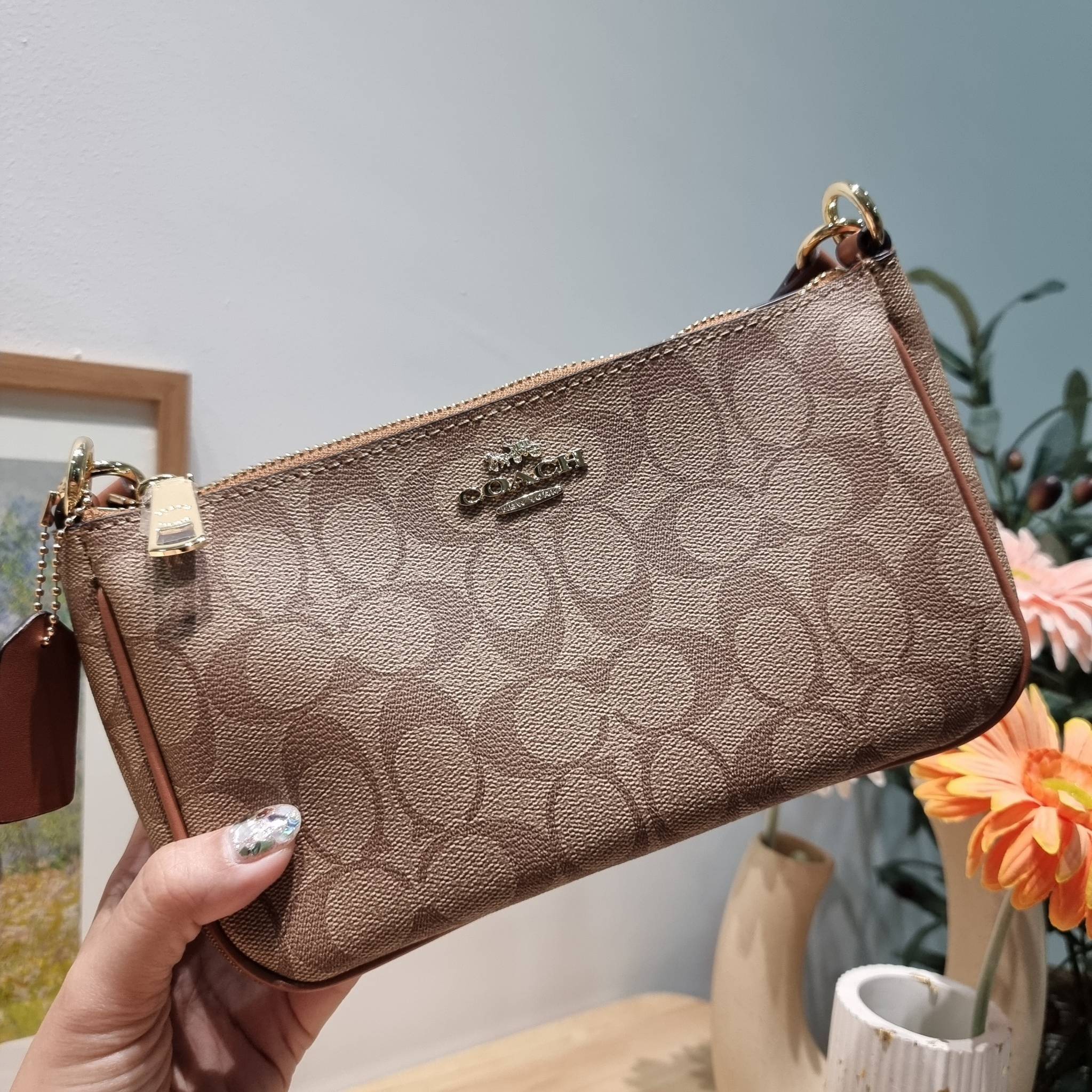 COACH TOP HANDLE POUCH F58321 พร้อมส่ง 9 สี กระเป๋าทรงพอช ยอดฮิต ยกขึ้นแท่น ด้วยดีไซน์ที่ออกมาให้ใช้งานได้ง่าย ขนาดกำลังเหมาะ