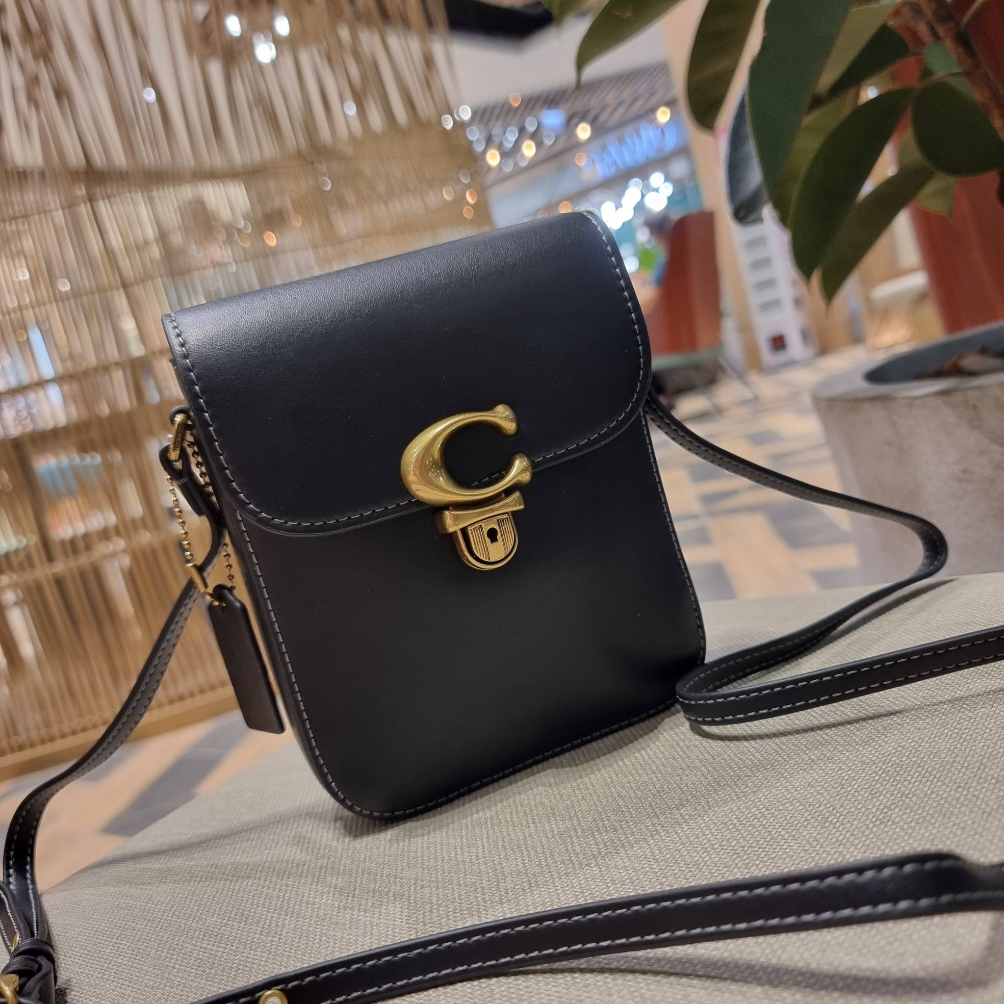 COACH CA057 TALL STUDIO CROSSBODY กระเป๋าสะพายข้างไซส์มินิ ดีไซน์ลูกคุณหนู น่ารักที่สุด!! น่าใช้ไม่อยากวาง!! ดีไซน์รูปทรงกำลังสวย ใช้งานสะดวกด้วยตัวกดเลื่อนล็อค วัสดุหนังแท้ สวยคม มาพร้อมสายสะพายข้างในตัว ใส่ของสำคัญแบบพกพาสะดวก ดีต่อใจจริงๆใบนี้ แนะนำไม่