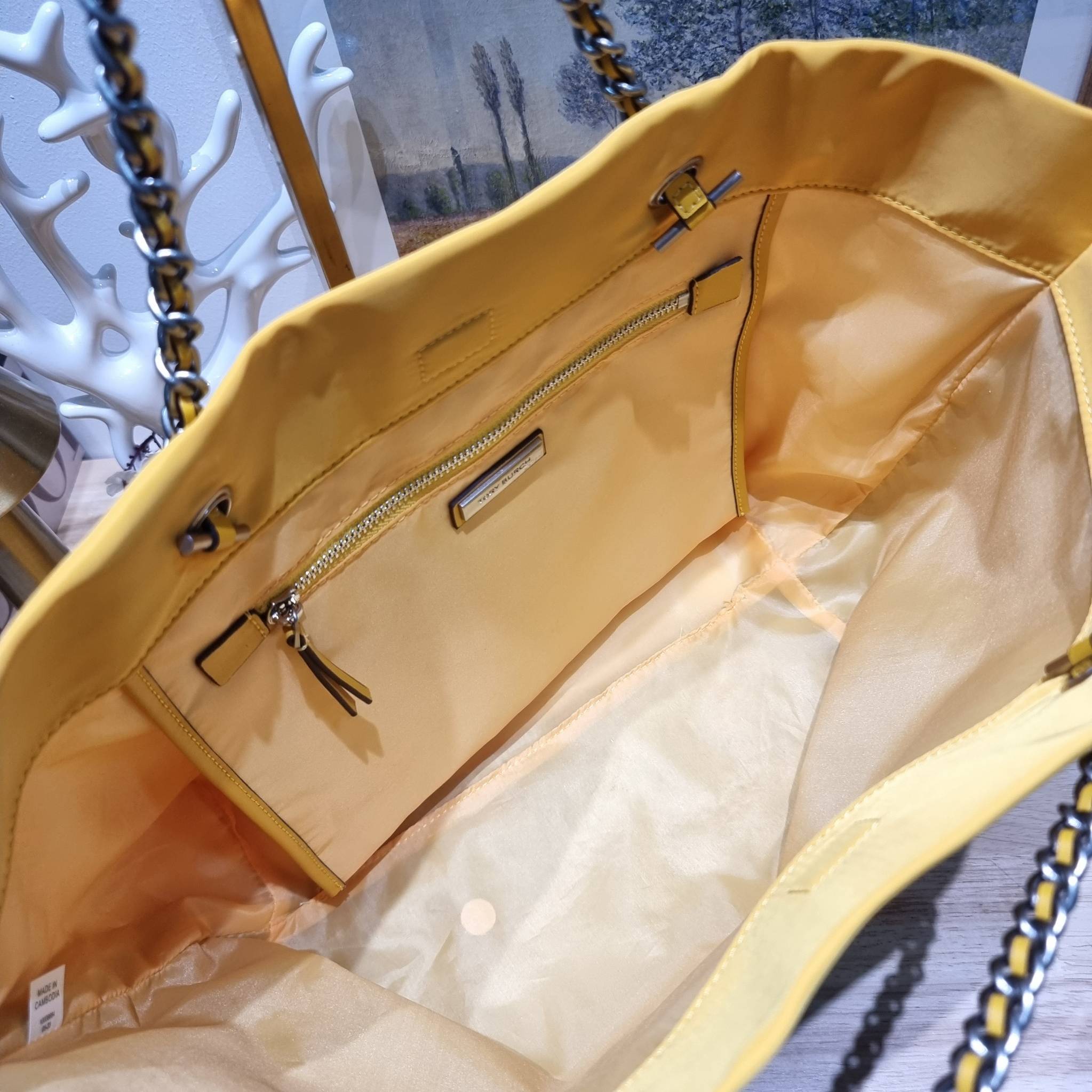 TORY BURCH Ella Chain Tote Bag / TORY TOTE NYLON BAG พร้อมส่ง 4 สี กระเป๋าสะพายทรงโท้ทใบใหญ่ จุของไปเลยแน่นๆ รูปทรงคลาสสิคชวนใช้ โดดเด่นด้วย patch โลโก้ แนะนำรีบสั่งใช้ไปสวยก่อนใครได้เลยน้า