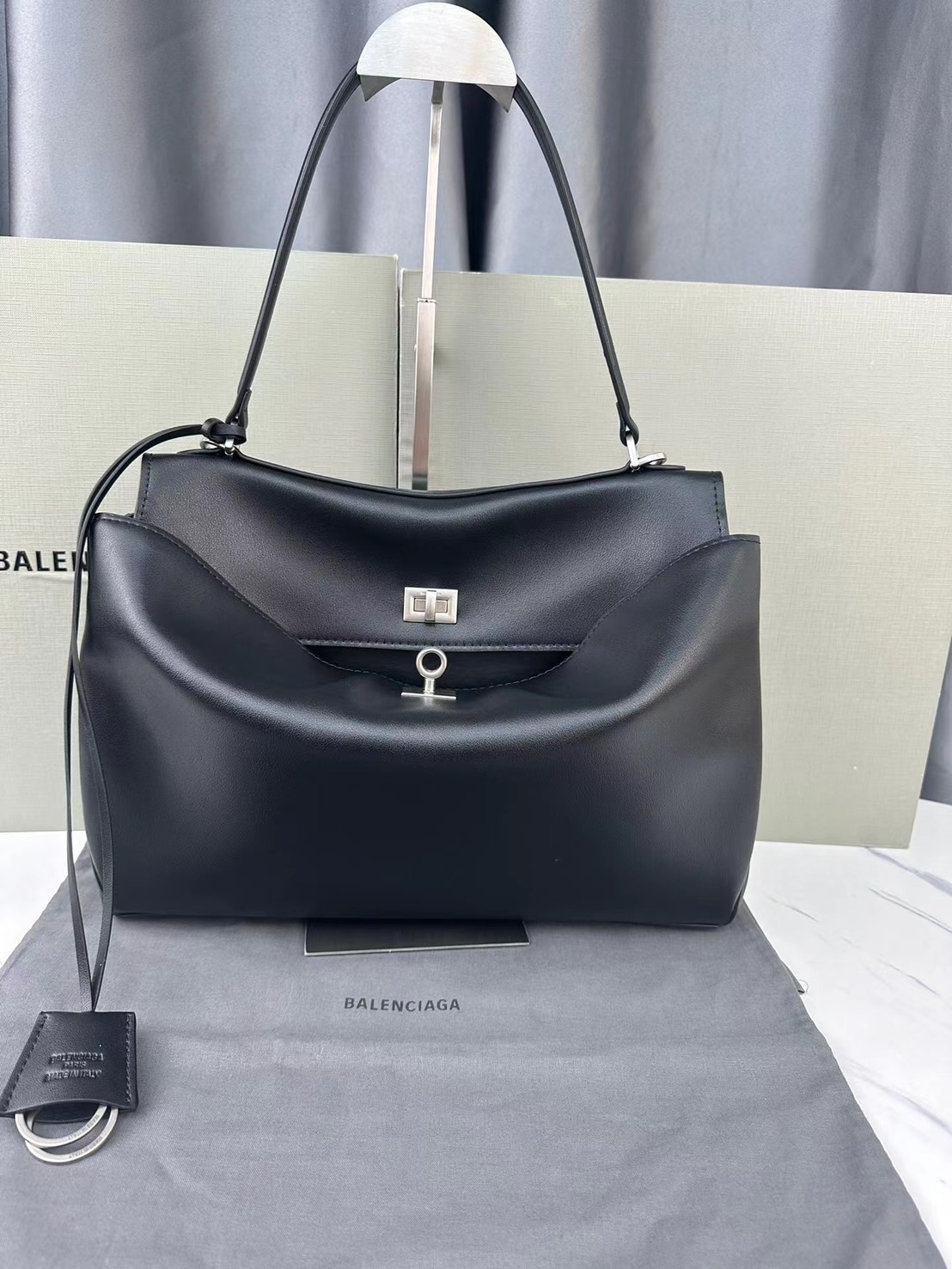 Balenciaga Rodeo Medium Handbag in Black 35cm กระเป๋าสะพายหนังเรียบผิวสัมผัสนุ่มสบายผิว ดีไซน์เรียบหรูตามเอกลักษณ์ของแบรนด์ ภายในโล่งกว้าง จุของได้เยอะ ใบจริงน้องสวยน่าใช้มาก