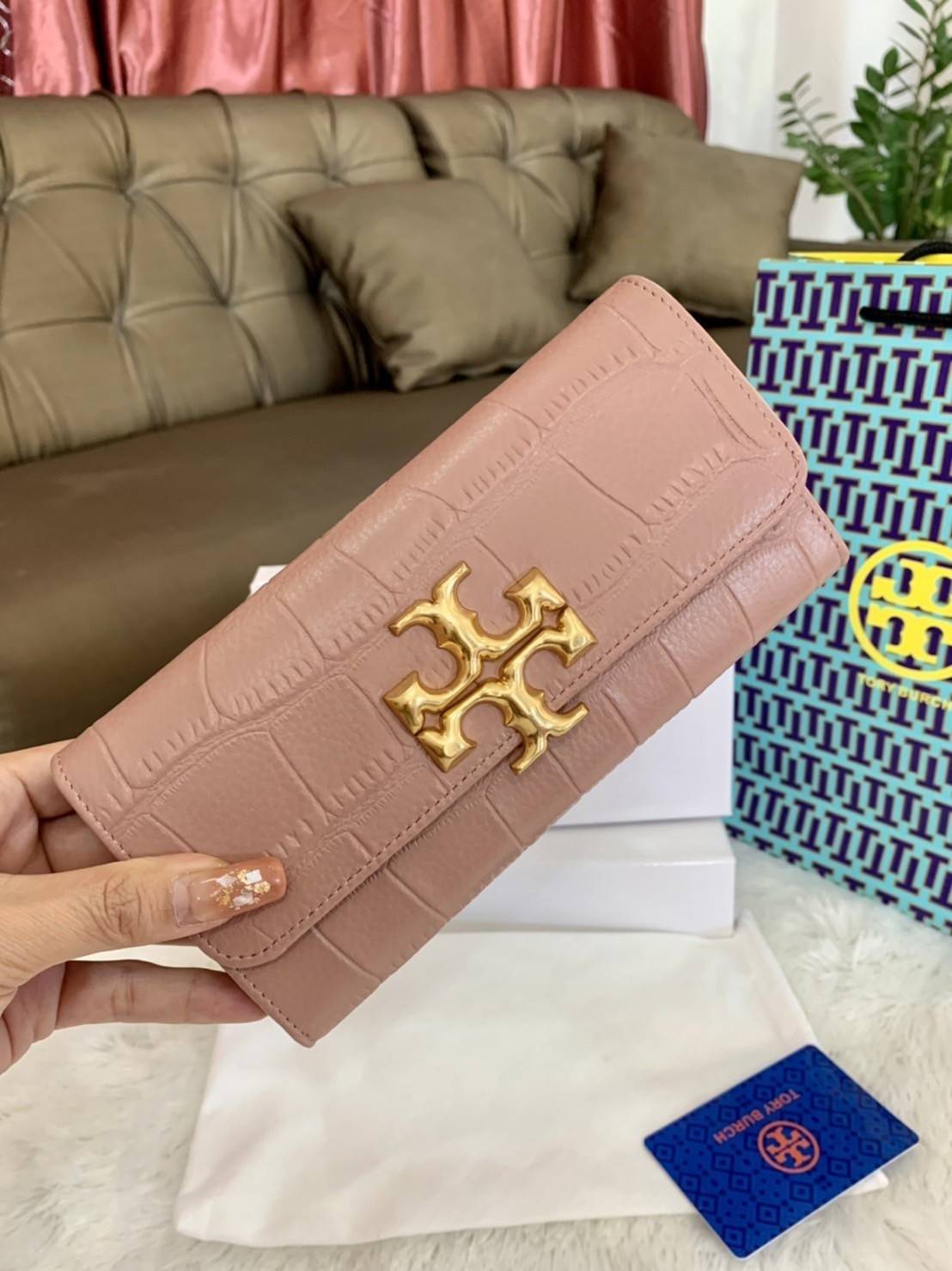 TORY BURCH Croc Long Wallet กระเป๋าสตางค์ใบยาว วัสดุหนังแกะสังเคราะห์ อะไหล่อทองโดดเด่นที่ด้านหน้า หนังเงาขึ้นรูปสวย เปิด-ปิดด้วยกระดุม ด้านในกระเป๋าแบ่งออกเป็นPatation มีช่องชิปยาวตรงกลาง มีช่องสำหรับ 6 ใบ งานสวยพร้อมส่งให้รับทรัพย์กันแล้ววันนี้