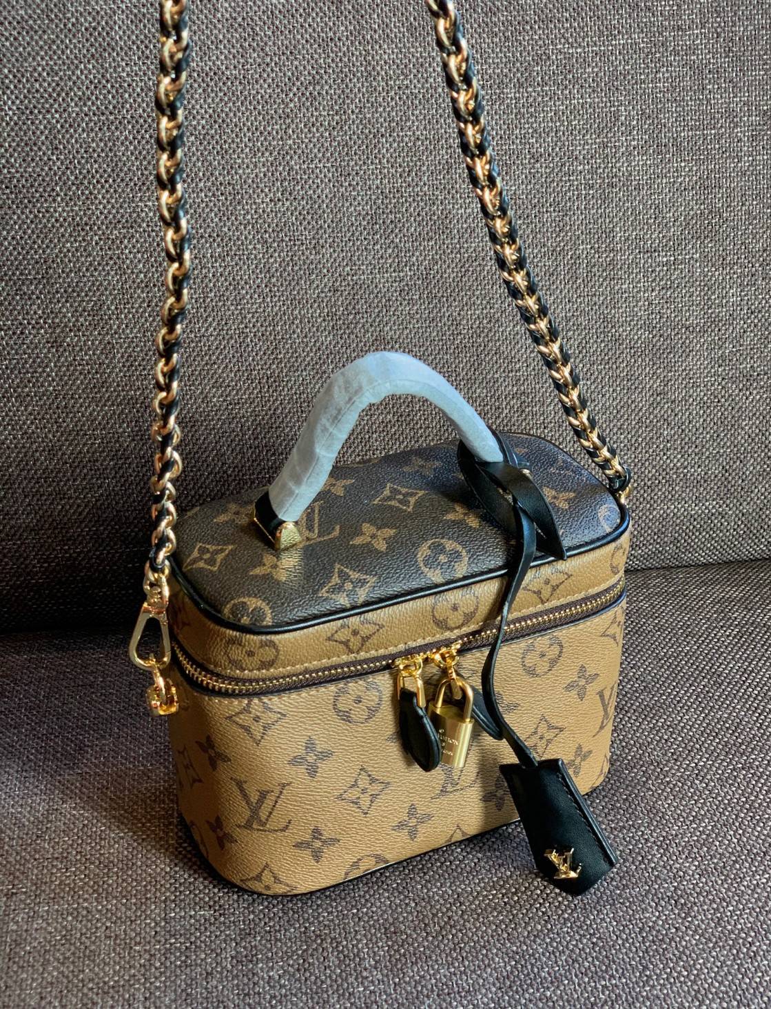 LOUIS VUITTON VANITY PM MONOGRAM 💫พร้อมส่ง จำนวนจำกัด พลาดคือรอนานมากค่ะ! กระเป๋า LV หิ้วก็เริ่ด สะพายข้างก็เก๋ ไม่แพ้กันเลยค่ะ หนังแท้ หนังนิ่มมาก จับแล้วไม่สากมือแข็งทื่อนะคะ! เปิดปิดกระเป๋าแบบซิปคู่รอบห้อยอะไหล่กุญแจแบรนด์พร้อมความหรูเข้ามาเพิ่