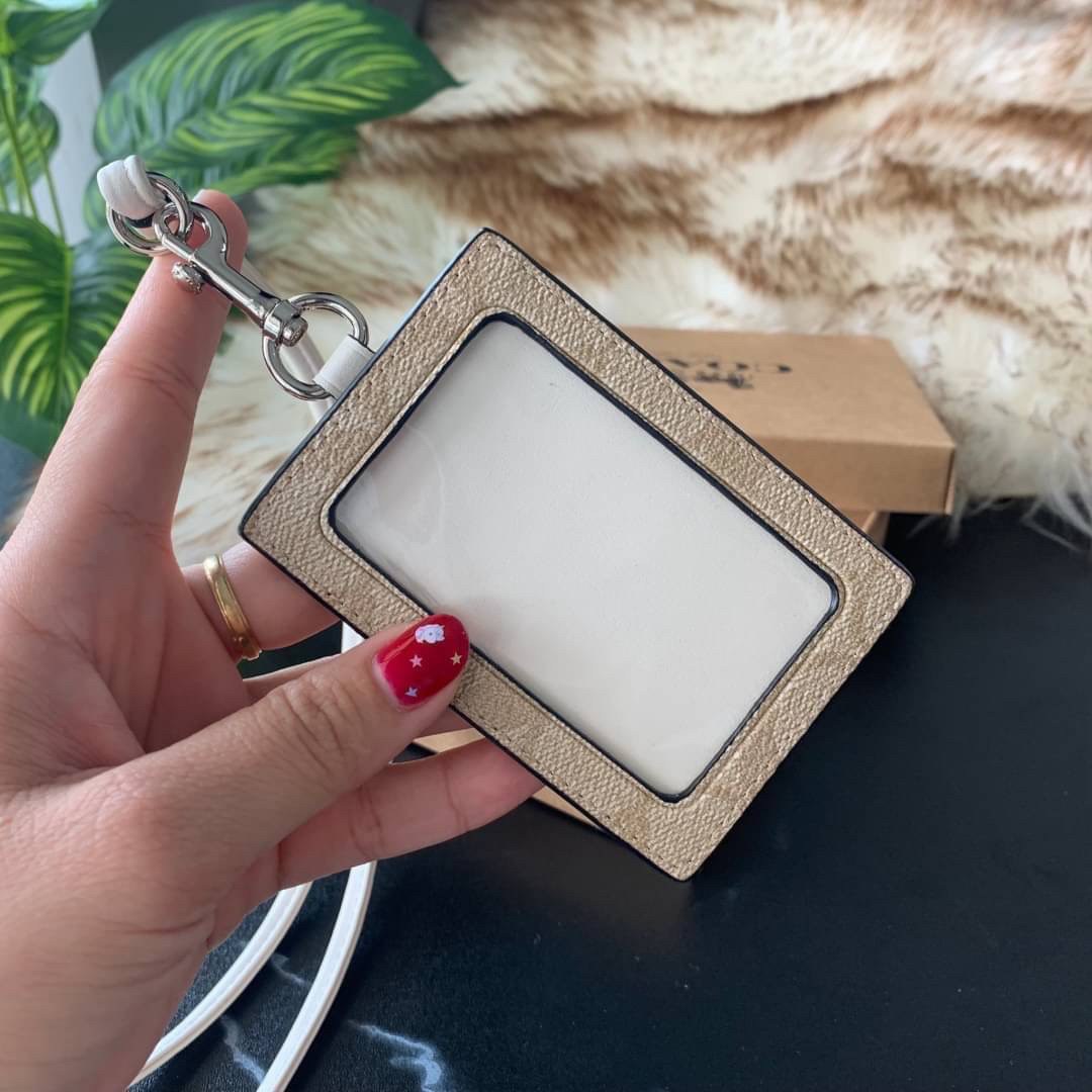 COACH F63274 ID LANYARD IN SIGNATURE COATED CANVAS กระเป๋าใส่บัตรคล้องคอ ลาย C ทั้งใบ ด้านหน้าตกแต่งชื่อแบรนด์ สวยมากกก ใส่บัตรพนักงาน และบัตรต่างๆ มาพร้อมสายคล้องคอ สายถอดออกได้ ตัวกระเป๋ามี 3 ช่องค่ะ