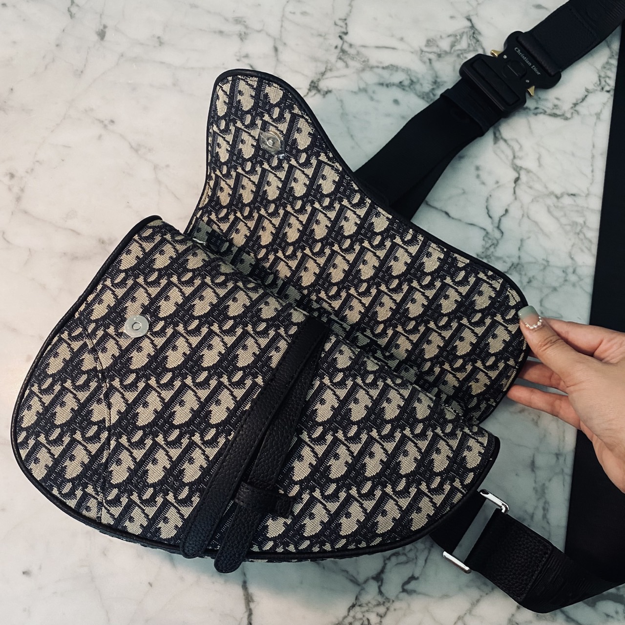 DIOR Saddle bag Oblique jacquard fabric in beige and black กระเป๋าคาดอกดิออร์ รุ่นยอดนิยมที่หนุ่มๆ ใช้งานได้แบบคุ้มๆ ดีไซส์สวยคมเรียบหรูตามแบบฉบับแบรนด์