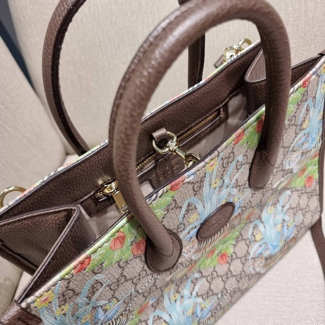 GUCCI Tiger GG small tote bag ใบใหญ่ อีกไอเท็มใหม่ ร้อนแรงไฟลุก!! ต้อนรับปีเสืออย่างเป็นทางการ จัดให้แบบเลิศๆ กับกระเป๋าทรงโท้ท วีไอพีพรีเมี่ยมกิ๊ฟ ไซส์ใหญ่ โดดเด่นด้วยลวดลายไม่ซ้ำใคร สวยเอกลักษณ์ วัสดุหนังแคนวาส ภายในโล่งกว้างมาก ใส่ของแบบแน่นๆ จุๆไปได้เ