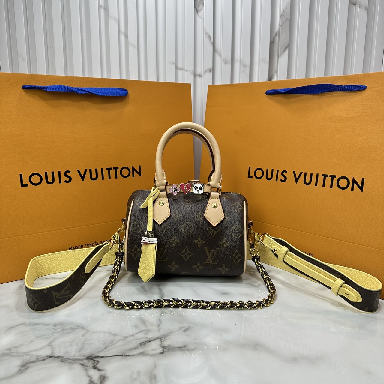 LV Speedy Bandoulière 7" Bicolor Monogram Bag / LV Keepall Bag น้องกระเป๋าทรงหมอนไซส์มินิน่ารัก ดีไซน์น่าใช้มากๆ โทนสีใหม่สวยคลาสสิค รูปทรงโดดเด่น ภายในเป็นช่องกว้าง มาพร้อมสายสะพาย ใบจริงสวยเกินเบอร์!! ไม่ผิดหวังจ้า