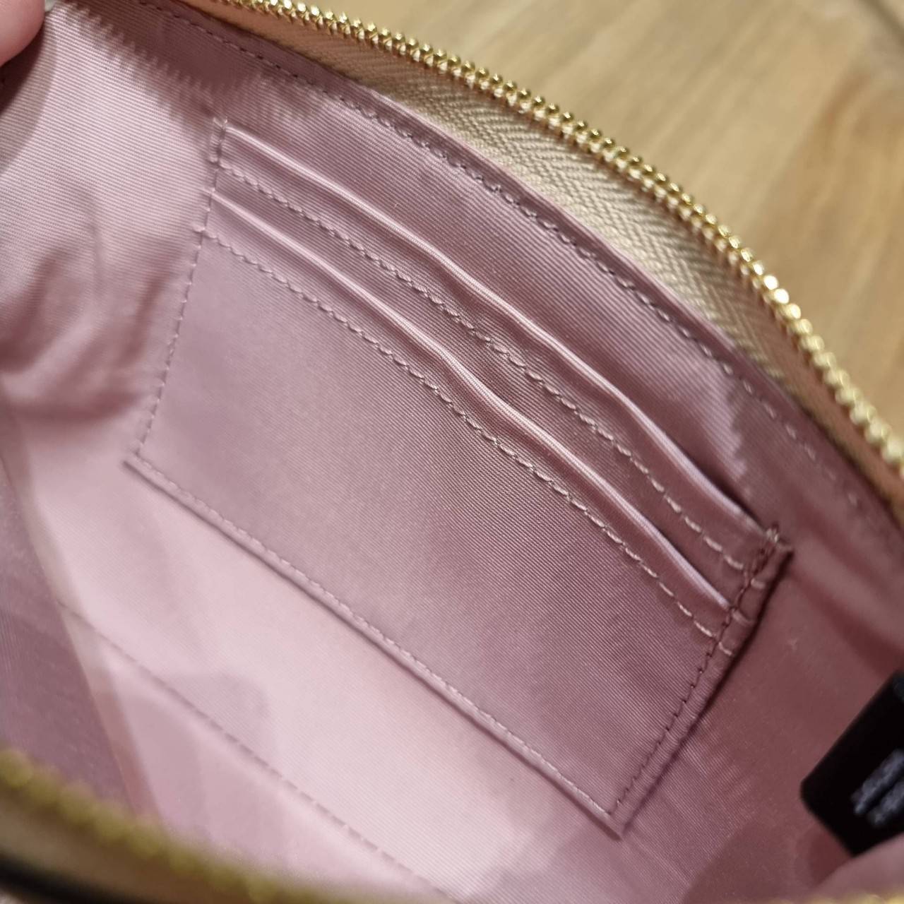 COACH 2972 CORNER ZIP WRISTLET IN SIGNATURE CANVAS WITH BUTTERFLY PRINT มาแล้วจ้า ไอเท็มสุดปัง!! ฮิตไม่เลิก!! พร้อมลวดลายสุดคิ้วท์ น่ารักน่าใช้ขึ้นไปอีก กระเป๋าคล้องมือ ขนาดเหมาะพกพา วัสดุหนังแคนวาส ภายในเป็นช่องโล่ง ใส่ธนบัตร หรือใส่บัตร ใส่เหรียญ ได้หมด