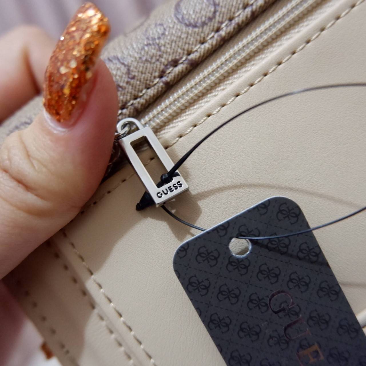 GUESS FACTORY WOMEN'S WALLET กระเป๋าสตางค์ใบยาว3พับดีไซน์สวยรุ่นใหม่ล่าสุดวัสดุหนังนิ่ม ปั๊มลายคมชัด ด้านหน้าประดับโลโก้แบรนด์สวย เปิดปิดด้วยฝาบนเปิด/ปิด ภายในมีทั้งช่องใส่รูป ช่องใส่ธนบัตร แบงก์พัน และช่องใส่บัตรหลายช่องแยกเป็นสัดส่วน ภาพถ่ายจากสินค