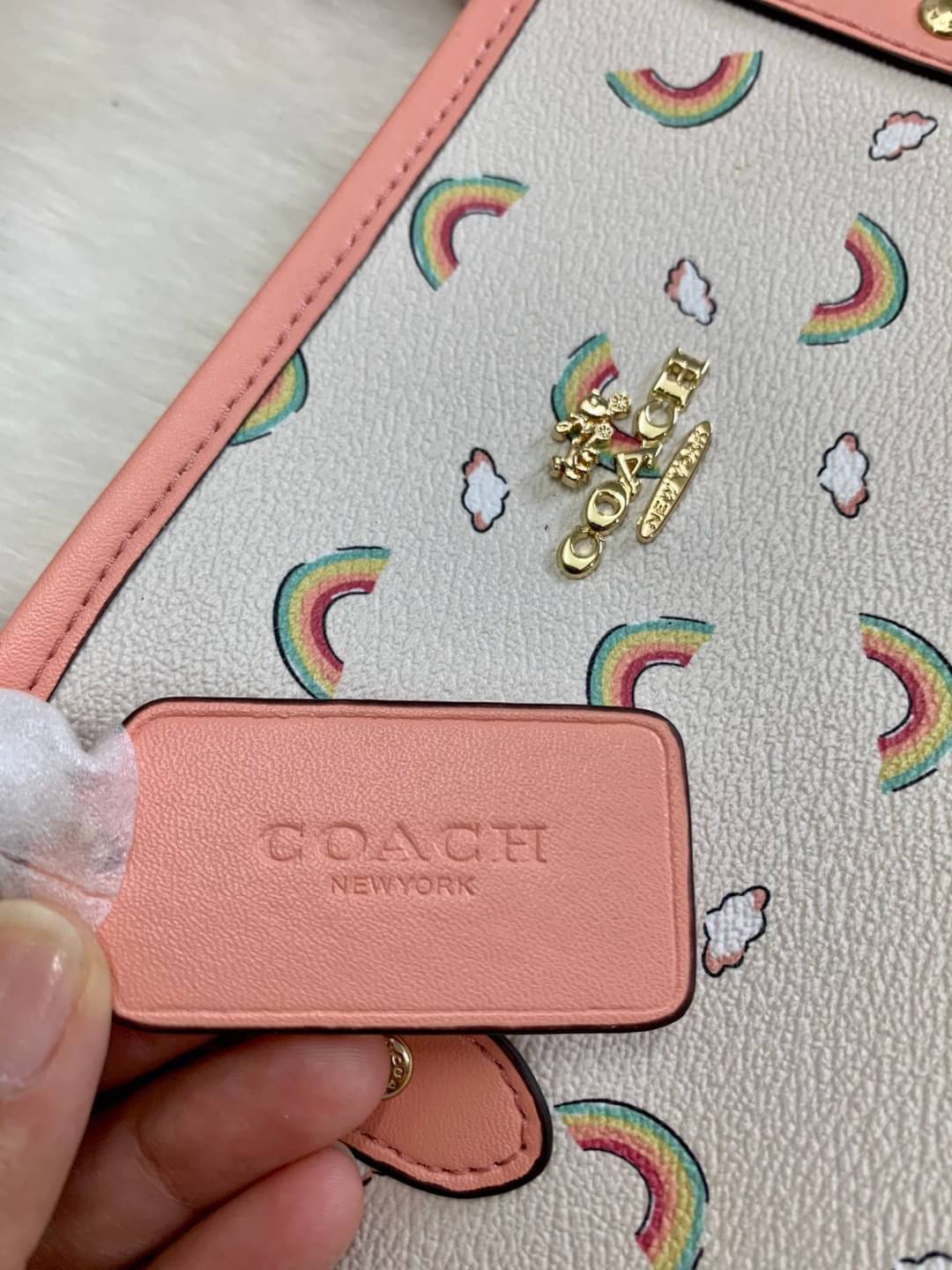 ลายหายากแล้วนะคะ🌈 COACH REVERSIBLE CITY TOTE RAINBOW PRINT ((F72720)) กลับมาอีกครั้ง! กระเป๋าทรงTote หนังแท้ กลับด้านได้ใช้ได้2ด้านค่ะ//ด้านนึงสีครีมลายรุ้ง//อีกด้านสีโอรส สวยงามค่ะ