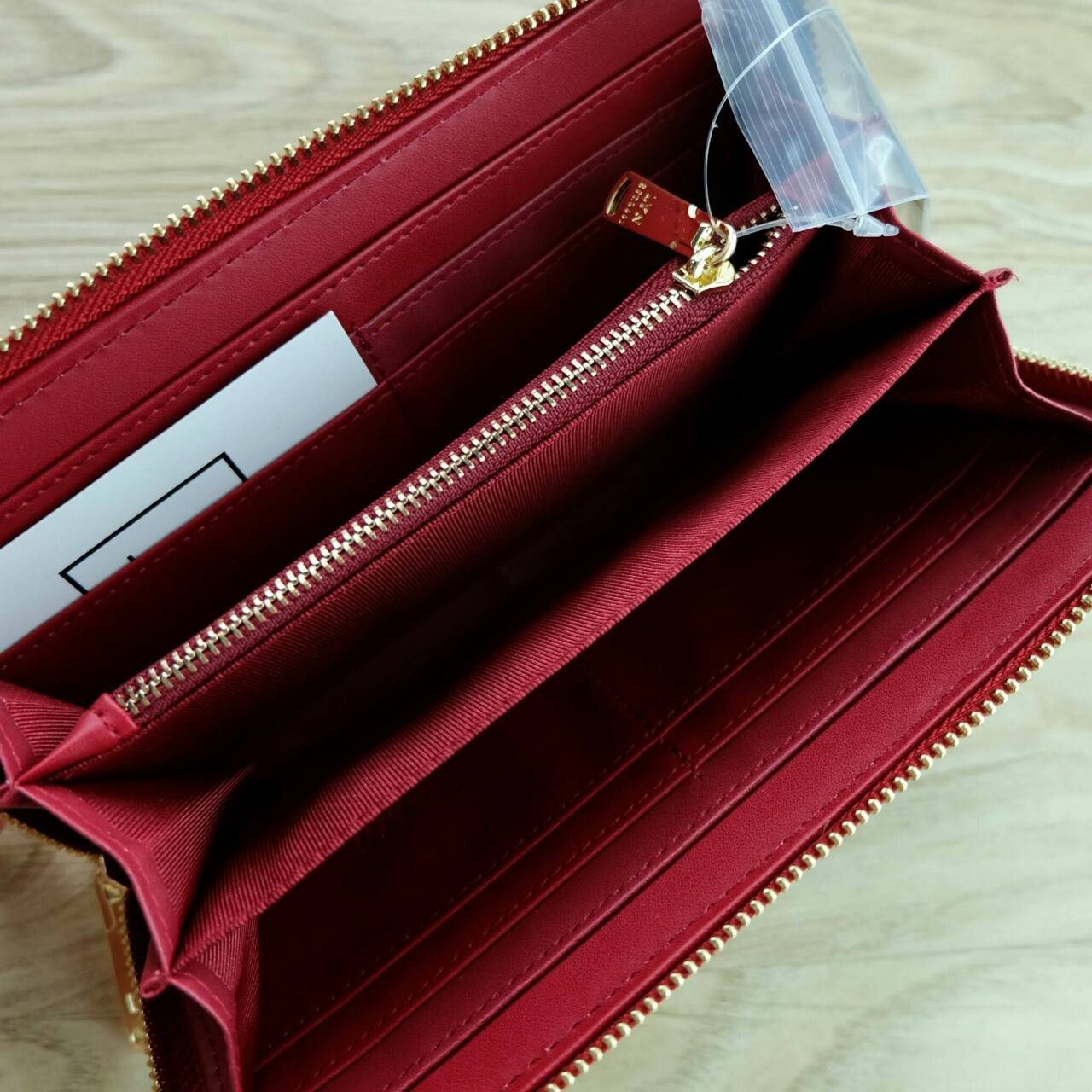 LYN Long Wallet กระเป๋าสตางค์ใบยาว วัสดุหนังลาย Saffiano - ตัวกระเป๋าเปิด - ปิดด้วยซิปรอบ - ภายในมีช่องใส่บัตรหลายช่อง มีช่องใส่ธนบัตร และช่องซิปใส่เหรียญค่ะ